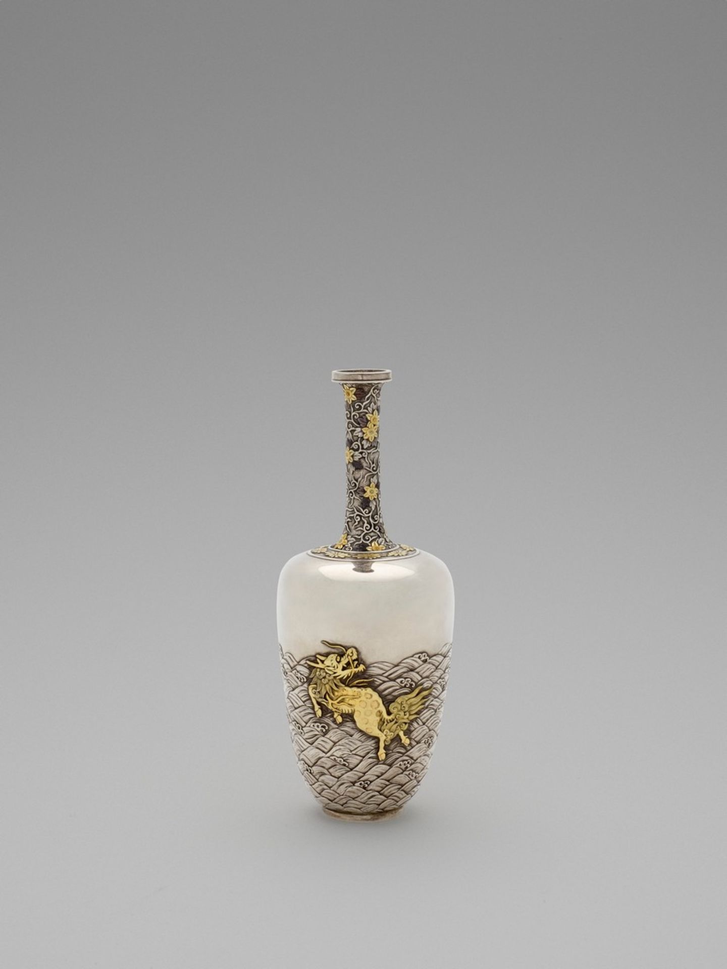 A SPECTACULAR GOLD-INLAID ‘KIRIN AND WAVES’ SILVER VASE Japan, Meiji period (1868-1912)The silver - Bild 2 aus 6