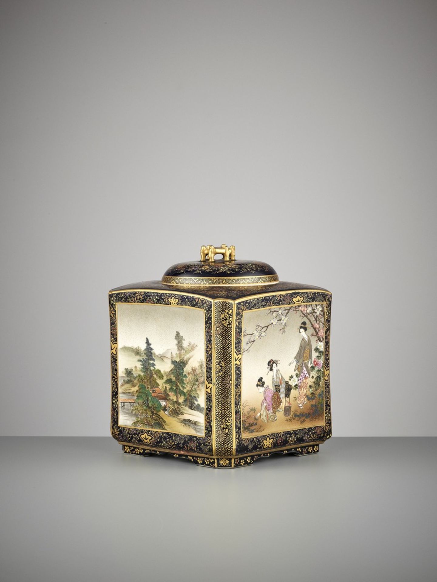 KINKOZAN: A SUPERB AND LARGE SATSUMA CERAMIC LIDDED JAR WITH POLYCHROME ENAMELS AND GOLD PAINTING ON - Bild 13 aus 21