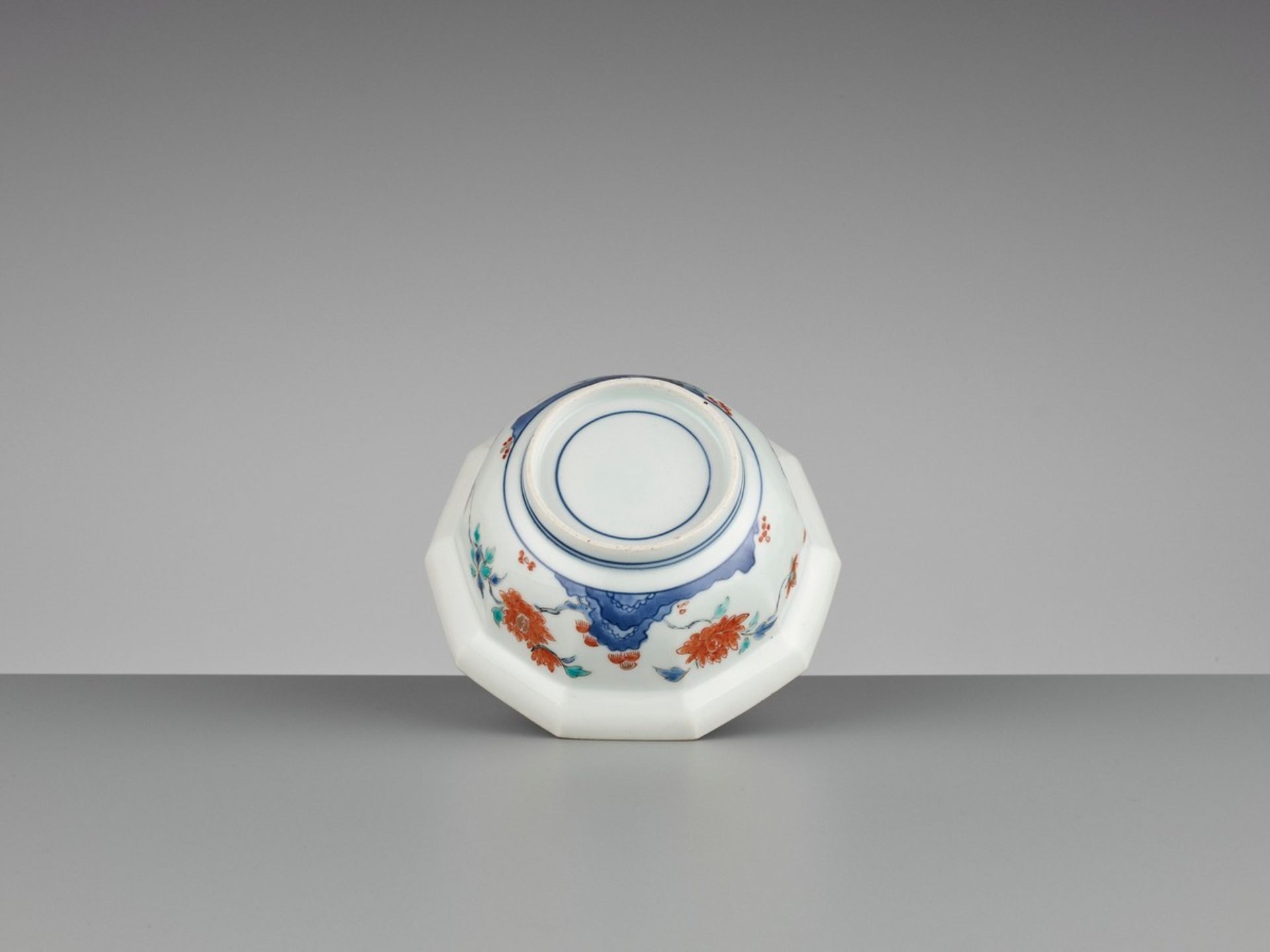 A KAKIEMON PORCELAIN BOWL Japan, 18th century, Edo period (1615-1868)The deep bowl with a lobed - Bild 7 aus 7