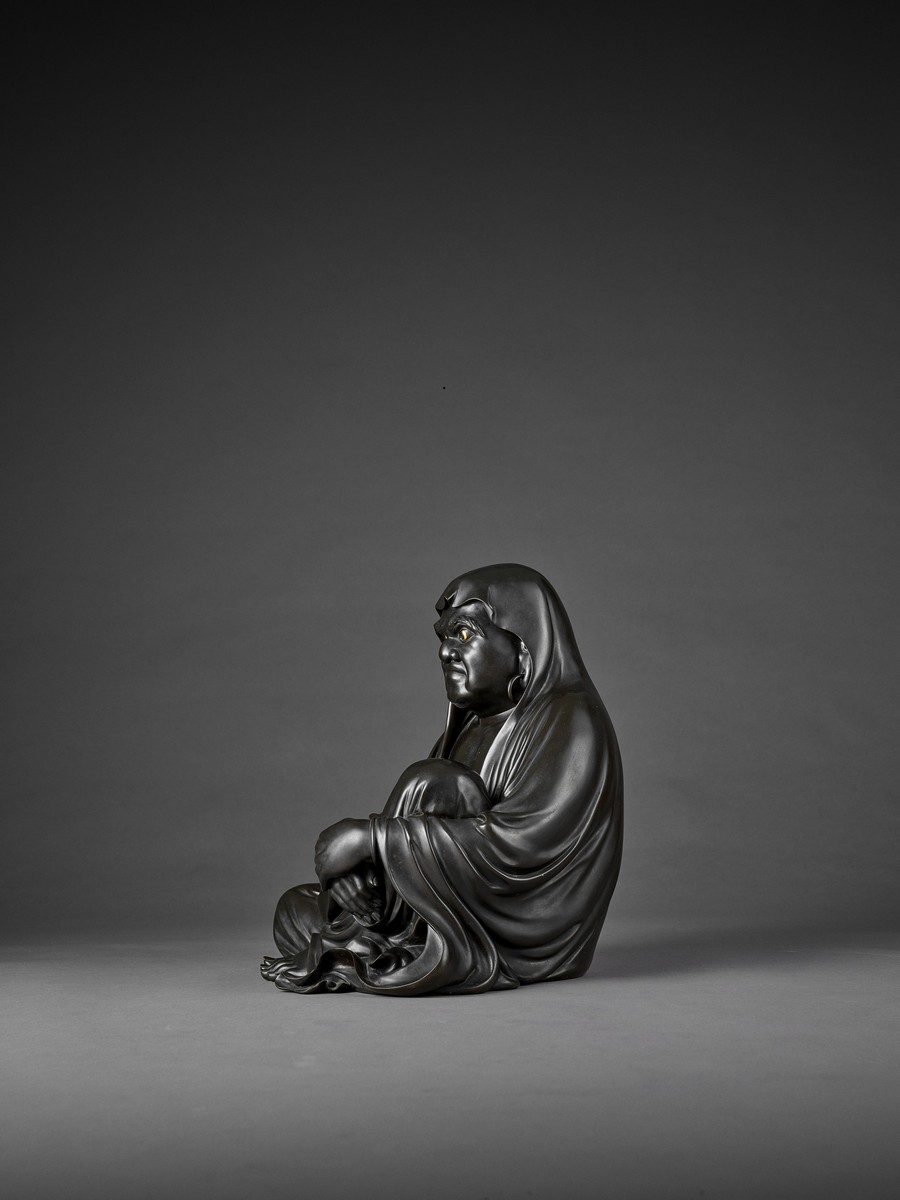 TAKAHASHI RYOUN: A MASSIVE AND MASTERFUL BRONZE OF DARUMA By Takahashi Ryoun, signed Takahashi - Image 5 of 11