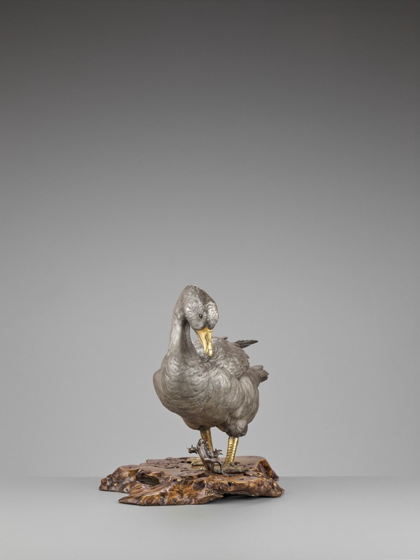 OSHIMOTO SEIJI: AN EXTREMELY FINE AND LARGE PARCEL-GILT AND SILVERED BRONZE OKIMONO OF A GOOSE - Bild 7 aus 14