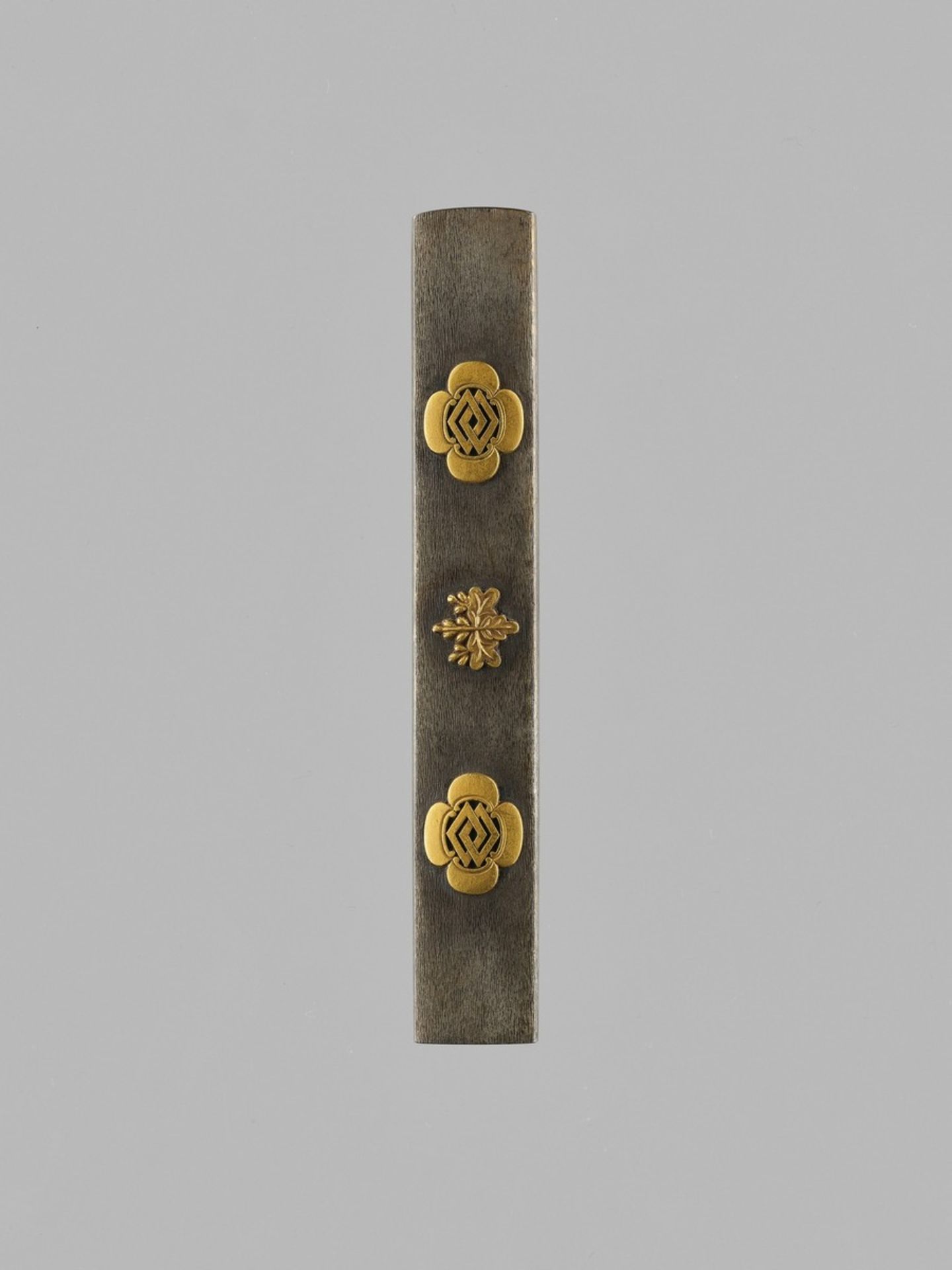 A MATCHING SET OF SWORD FITTINGS WITH KIRI-MONS One kozuka signed with a kakihanJapan, 18th to - Bild 2 aus 13