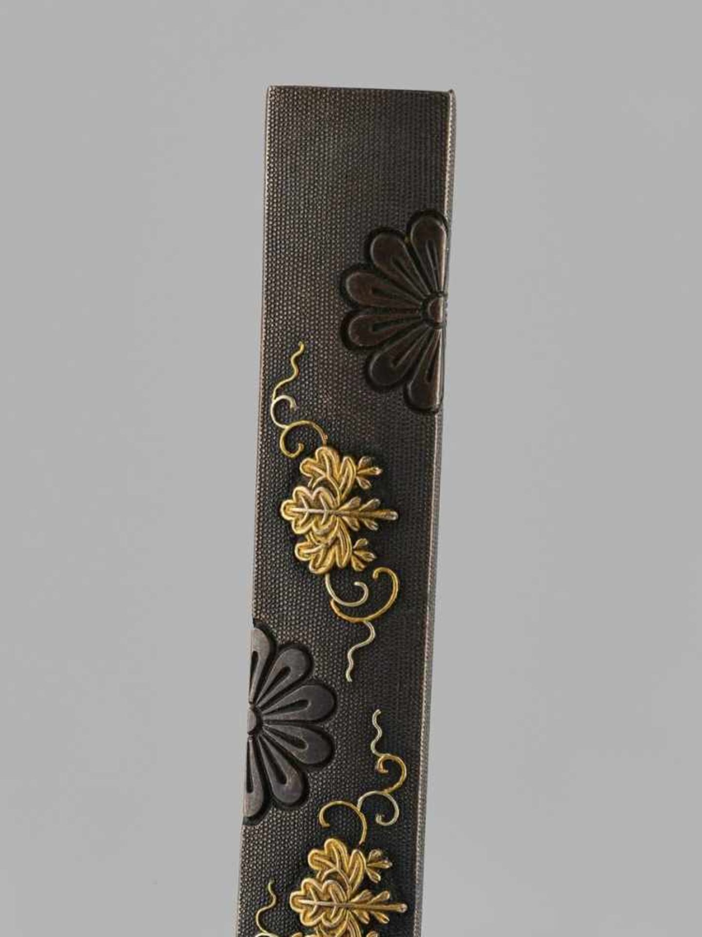 A MATCHING SET OF SWORD FITTINGS WITH KIRI-MONS One kozuka signed with a kakihanJapan, 18th to - Bild 5 aus 13