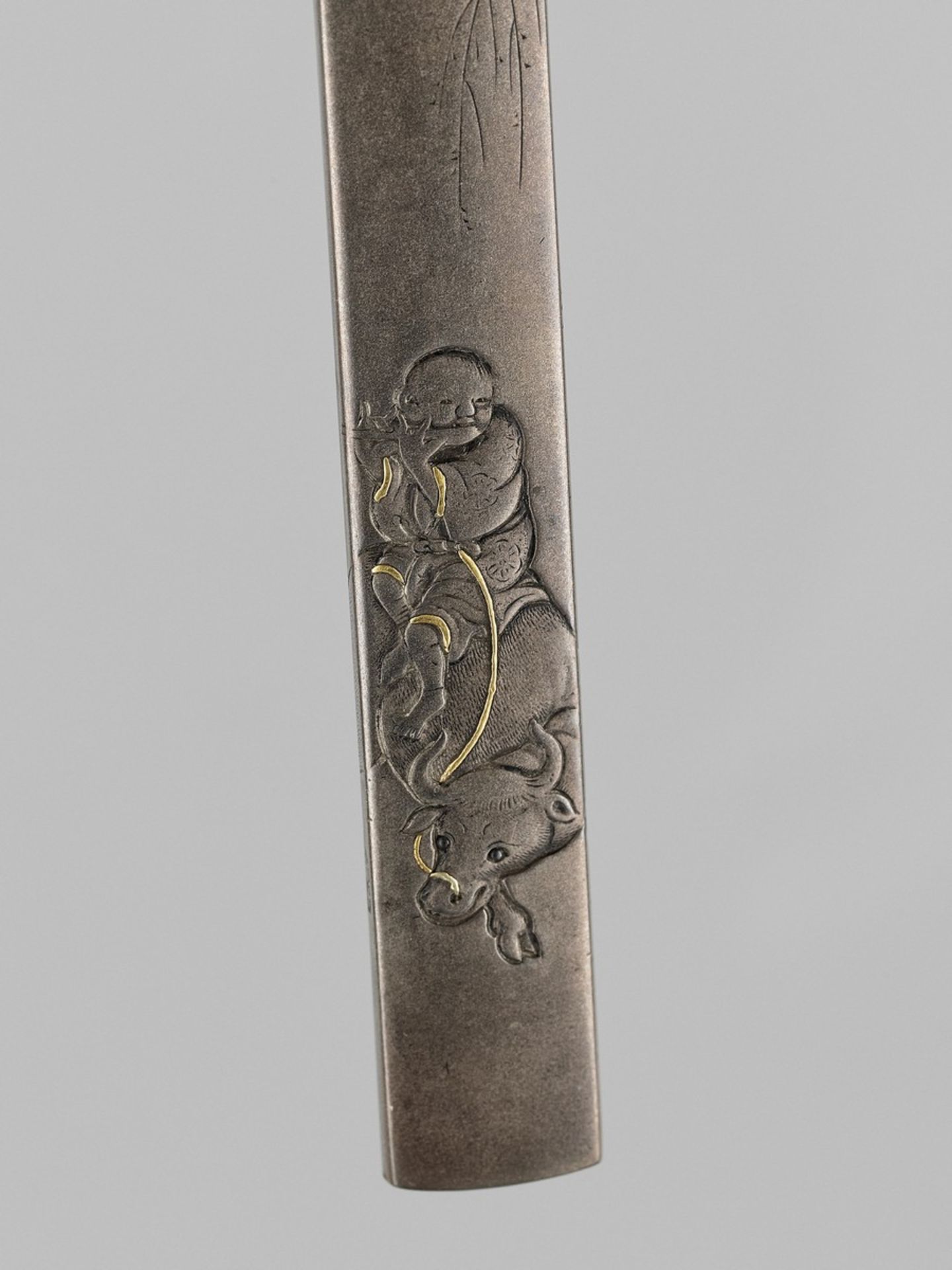 ICHIMUDO TERUTATSU: A GOLD-INLAID SHIBUICHI KOZUKA WITH OX AND BOKUDO By Ichimudo Terutatsu (b. - Bild 2 aus 4