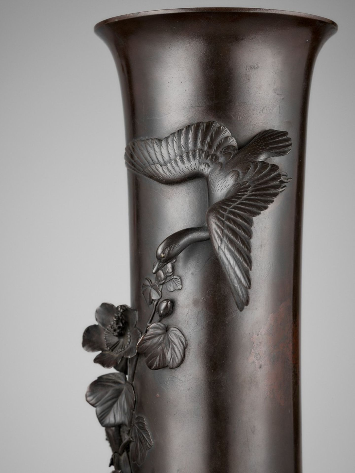 A LARGE BRONZE VASE WITH GEESE AND WATER LILIES Japan, Meiji period (1868-1912)The vase with a - Bild 4 aus 10