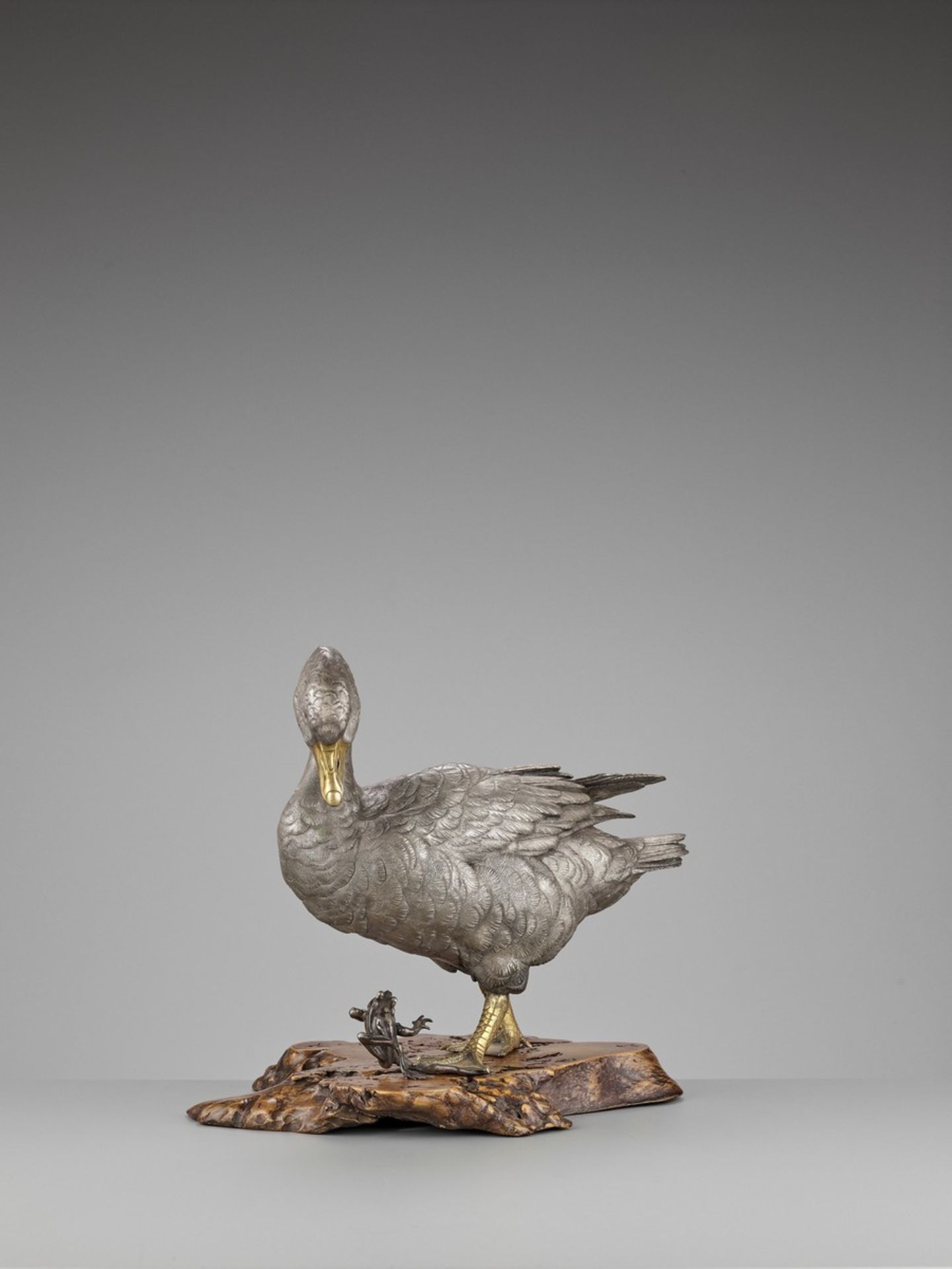 OSHIMOTO SEIJI: AN EXTREMELY FINE AND LARGE PARCEL-GILT AND SILVERED BRONZE OKIMONO OF A GOOSE - Bild 6 aus 14