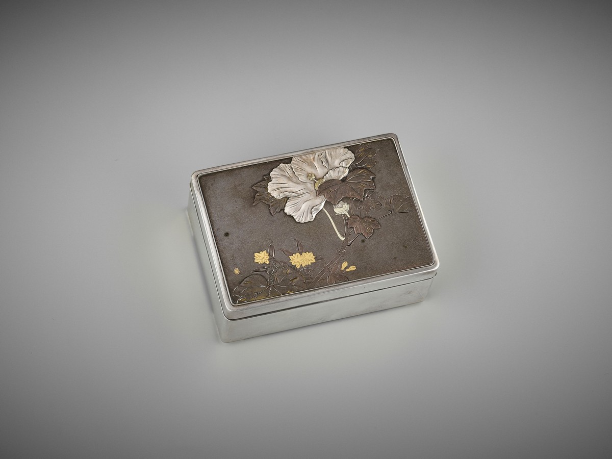 KATSUHISA: A SPLENDID LACQUERED WOOD, SILVER AND SHIBUICHI BOX Signed Katsuhisa with seal Hana/ - Image 7 of 12