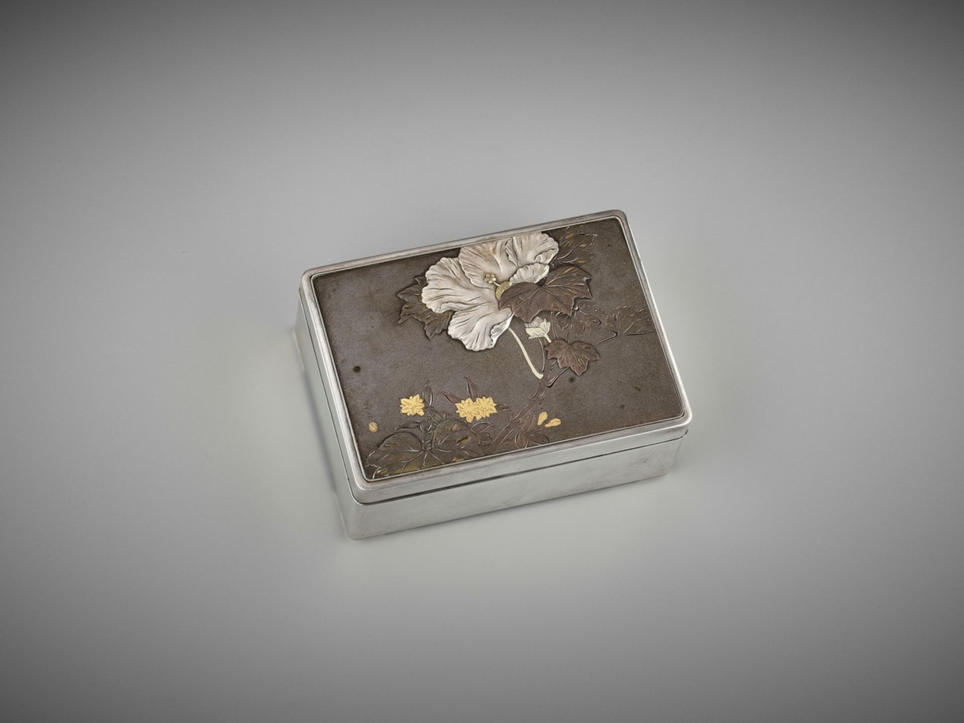 KATSUHISA: A SPLENDID LACQUERED WOOD, SILVER AND SHIBUICHI BOX Signed Katsuhisa with seal Hana/ - Bild 7 aus 12