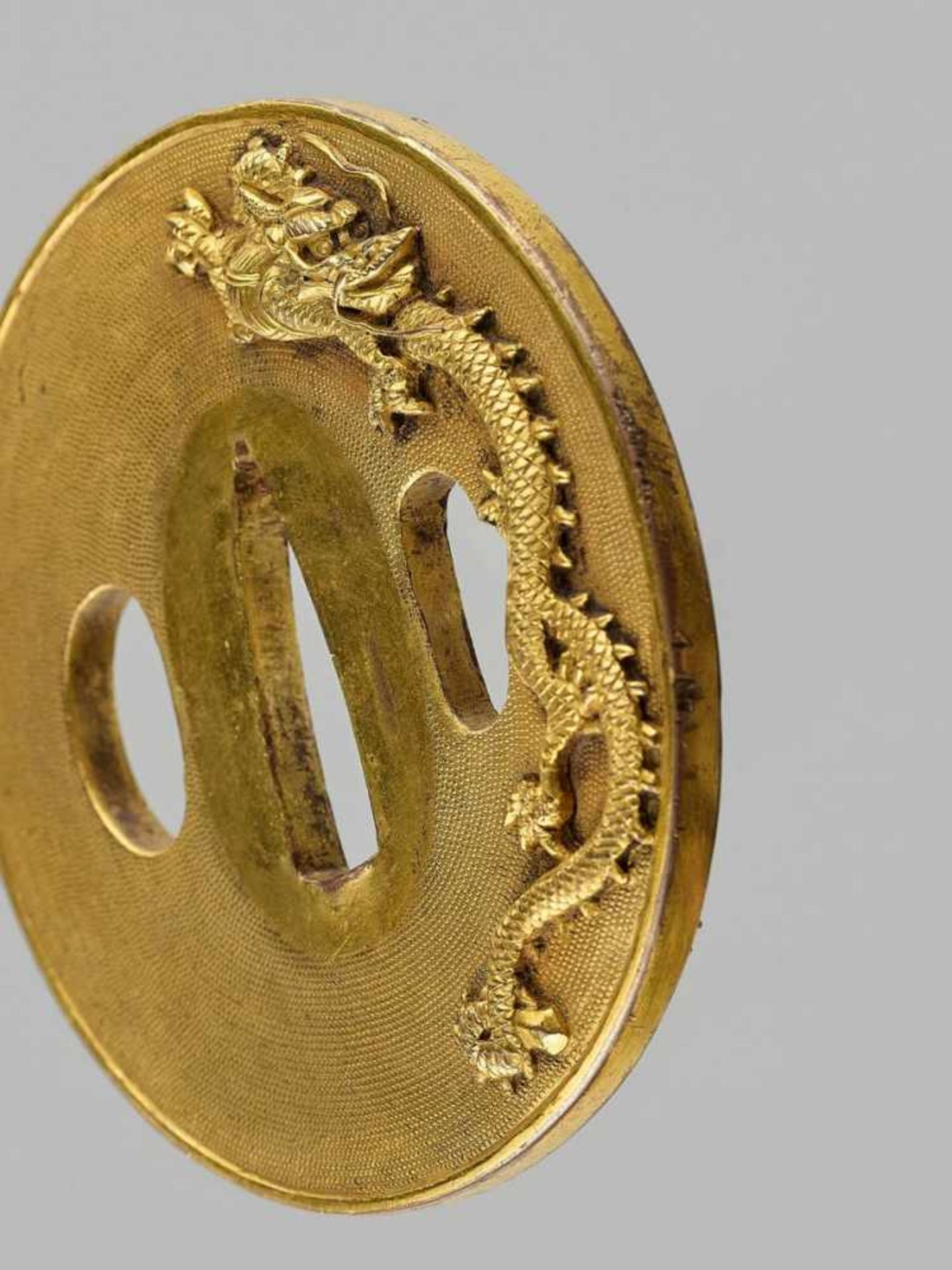 AN IMPRESSIVE GILT COPPER TSUBA WITH DRAGONS Japan, 19th century, Edo period (1615-1868)The heavy - Image 3 of 4