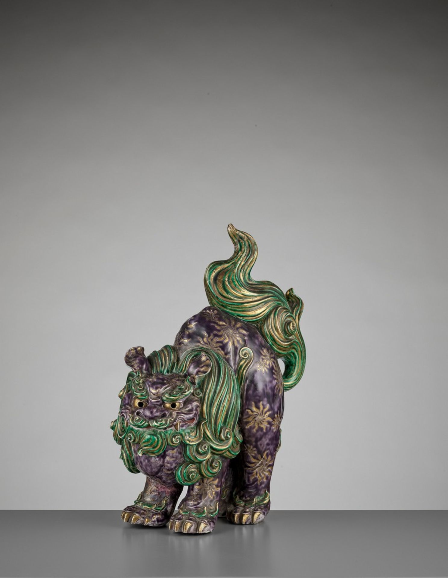 A LARGE KUTANI PORCELAIN FIGURE OF A FRIGHTENED SHISHI Japan, Meiji (1868-1912) to Taisho period ( - Bild 9 aus 10