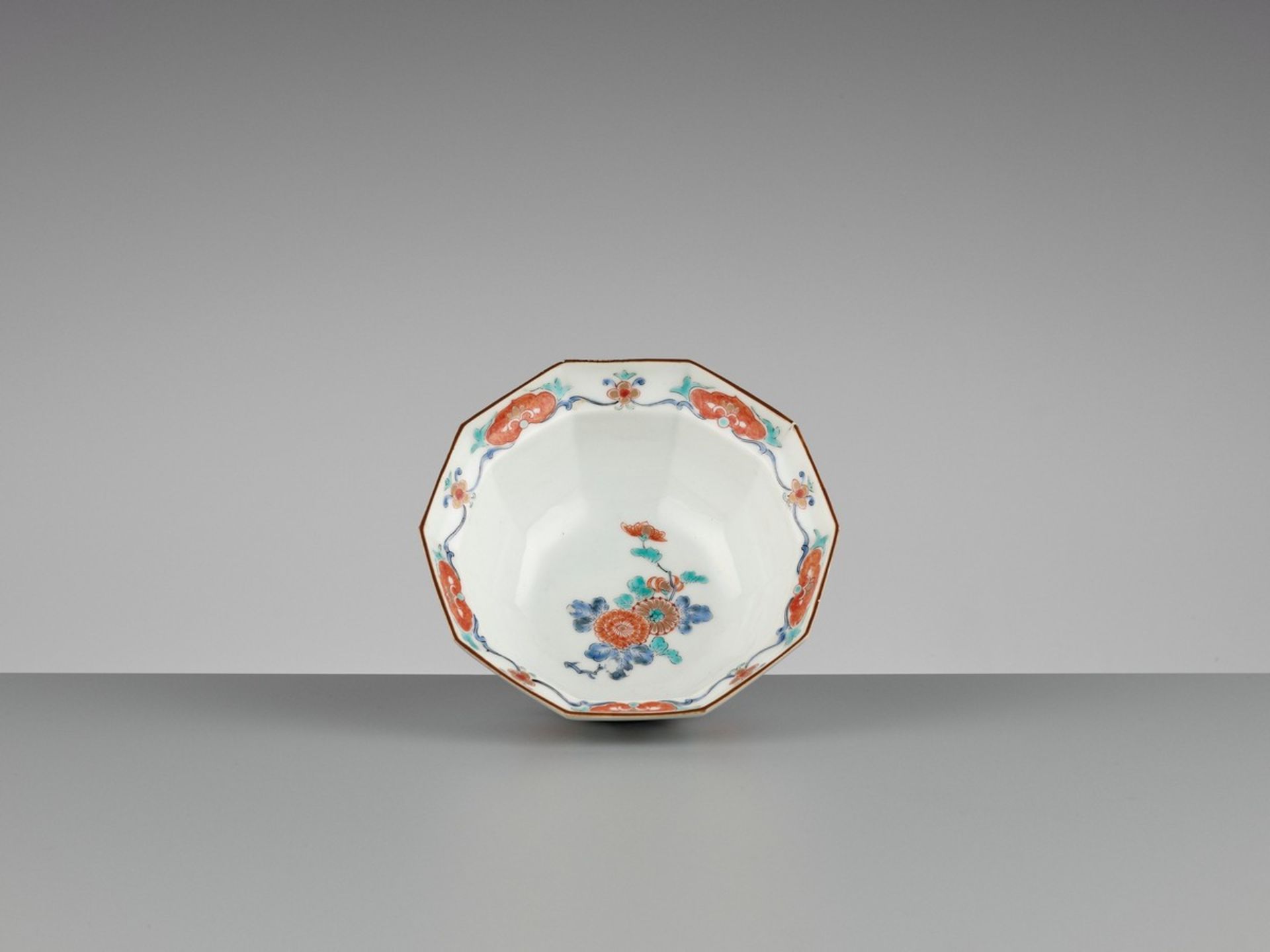 A KAKIEMON PORCELAIN BOWL Japan, 18th century, Edo period (1615-1868)The deep bowl with a lobed - Bild 2 aus 7