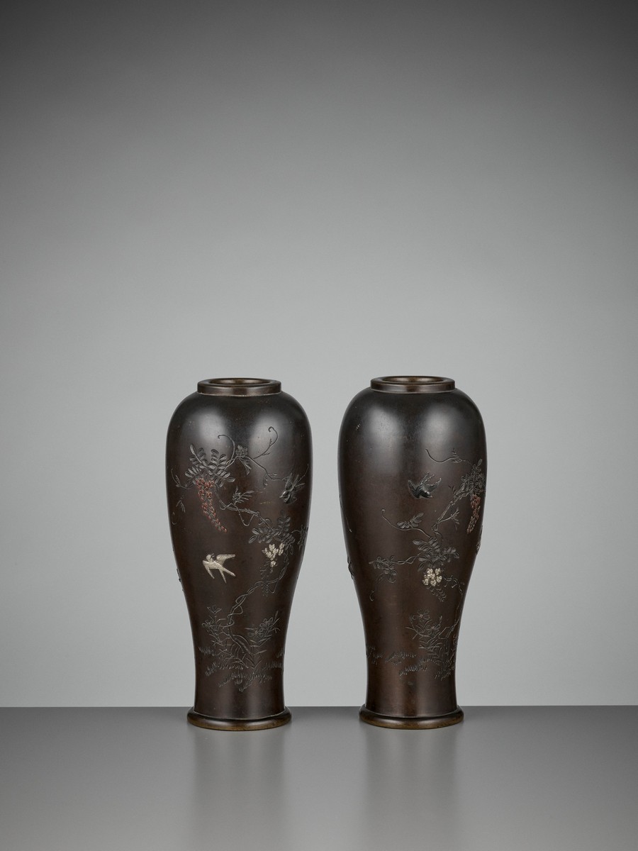 A PAIR OF INLAID BRONZE BALUSTER VASES BY MIYABE ATSUYOSHI FOR THE HAMADA COMPANY By Miyabe - Image 5 of 10