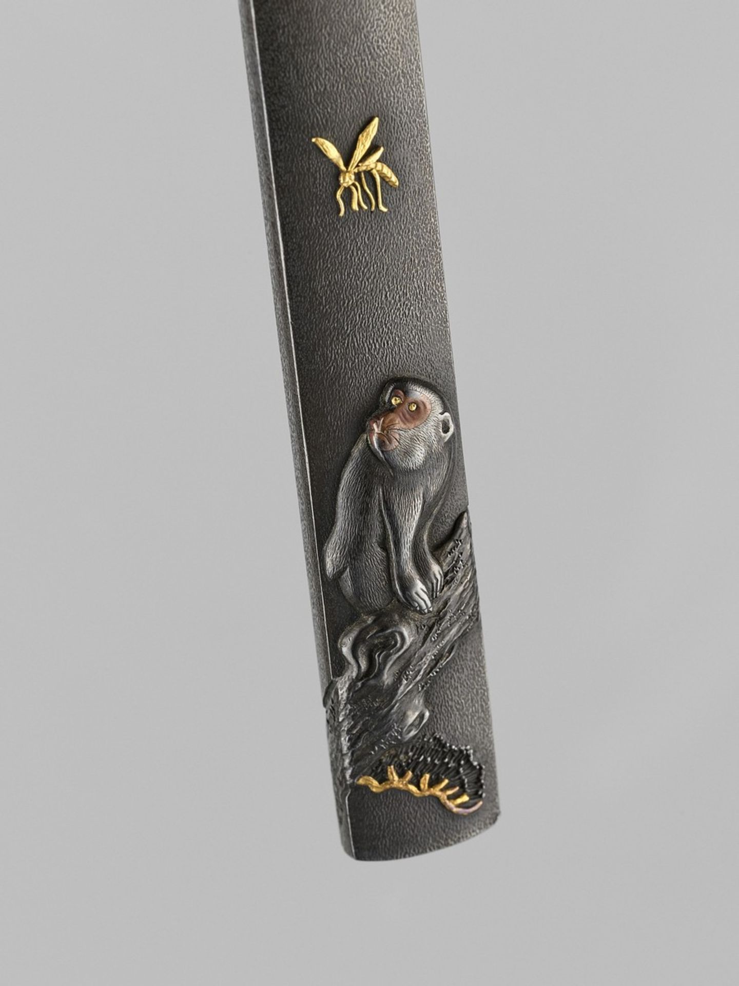 KAKUMINSHA TEIICHI: A SHIBUICHI KOZUKA WITH A MONKEY AND WASP Signed Kakuminsha Teiichi (Sadakazu) - Bild 2 aus 5