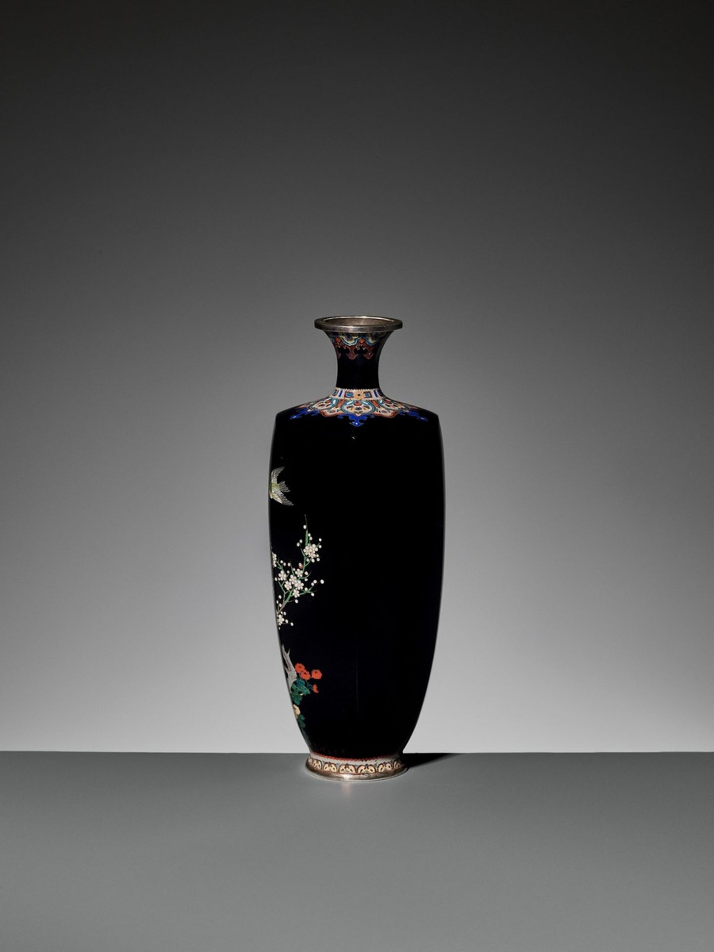 NAMIKAWA YASUYUKI: A HEXAGONAL CLOISONNÉ VASE WITH SUZUME, c. 1900 By Namikawa Yasuyuki (1845-1927), - Bild 5 aus 14