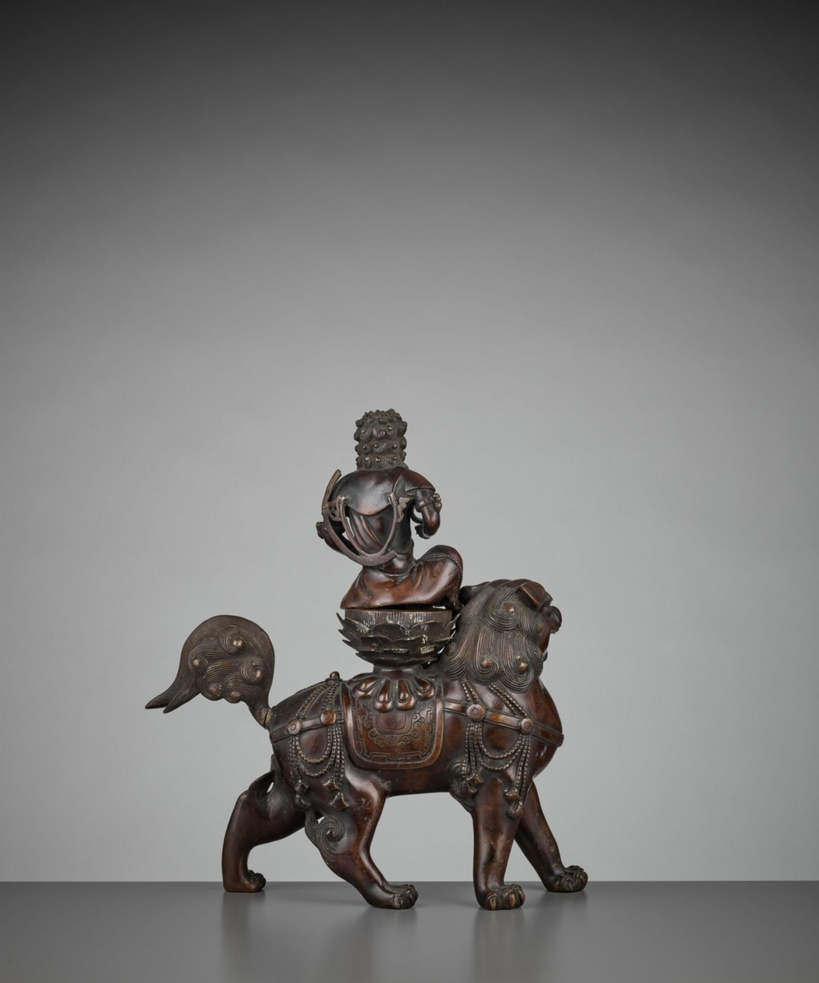 A BRONZE GROUP OF KISHI MONJU BOSATSU RIDING A SHISHI Japan, 18th century, Edo period (1615-1868) - Bild 7 aus 13