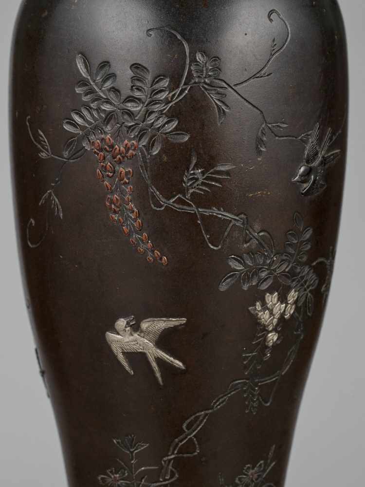 A PAIR OF INLAID BRONZE BALUSTER VASES BY MIYABE ATSUYOSHI FOR THE HAMADA COMPANY By Miyabe - Image 2 of 10