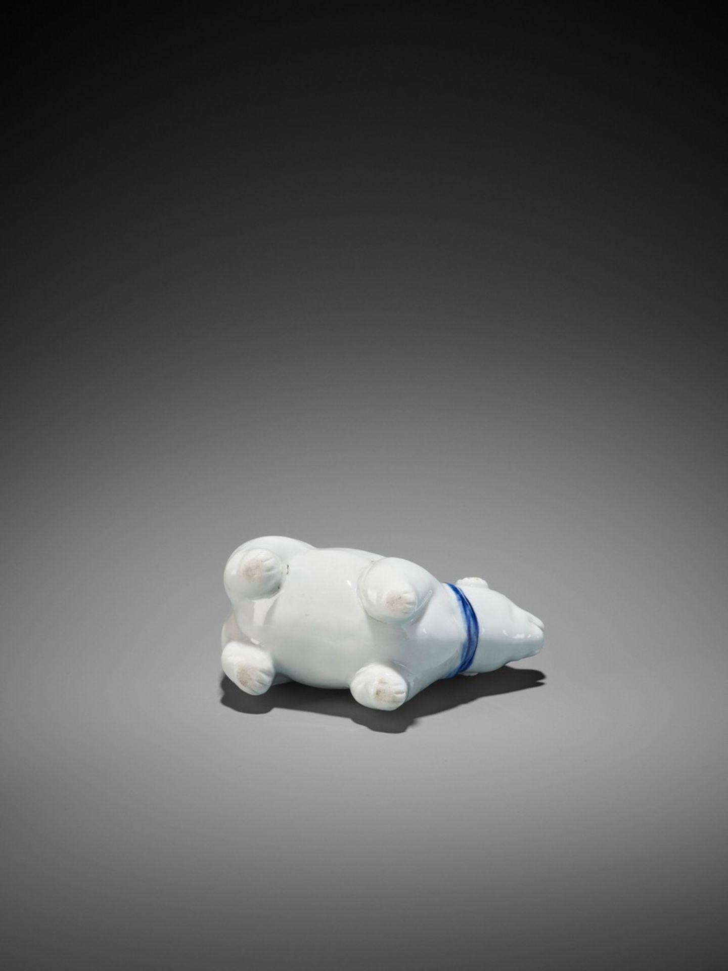 A RARE AND CHARMING HIRADO PORCELAIN DOG-SHAPED SUITEKI (WATER DROPPER) Japan, 19th century, Edo - Bild 9 aus 9