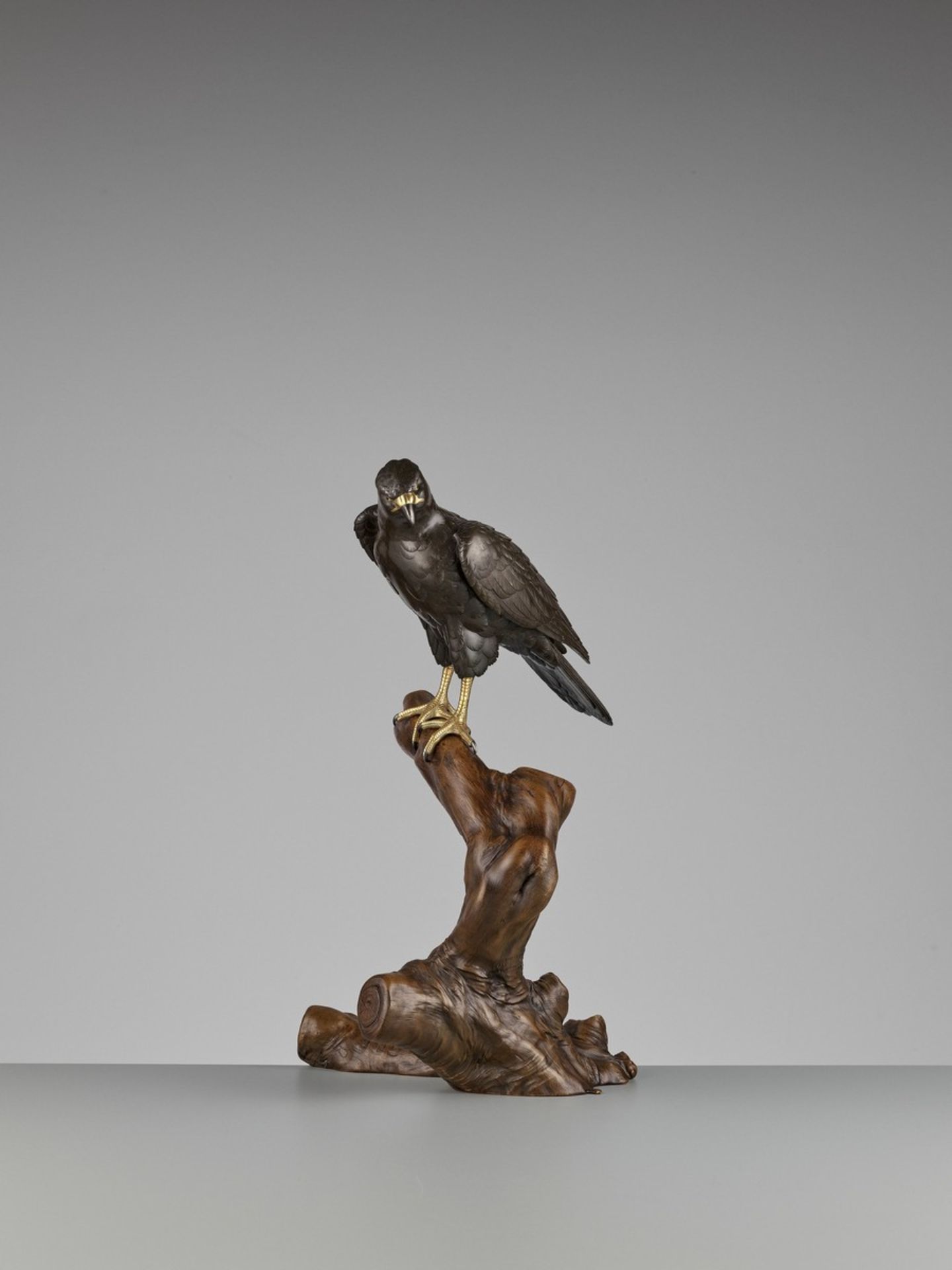 TSUNEHARU: AN IMPRESSIVE PARCEL-GILT AND PATINATED BRONZE OKIMONO OF A KESTREL By Tsuneharo, - Bild 8 aus 12