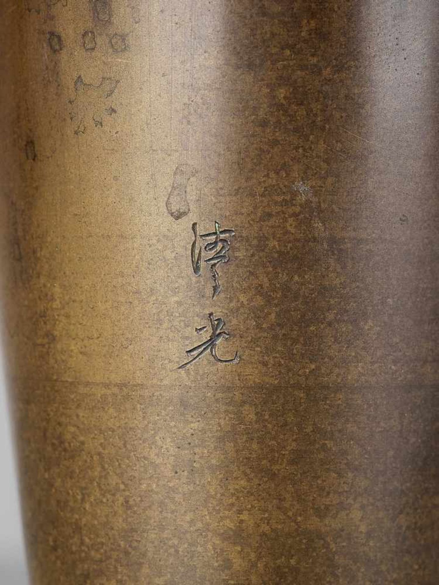 KIYOMITSU: AN INLAID SENTOKU BRONZE VASE WITH IRIS By Kiyomitsu, signed KiyomitsuJapan, Meiji period - Image 8 of 8