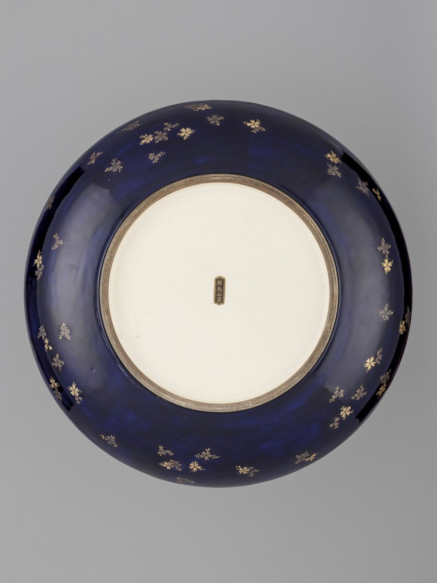 KINKOZAN: A SATSUMA CERAMIC DISH WITH SCROLL PAINTINGS OF POETS By Kinkozan, signed Kinkozan with - Bild 7 aus 9