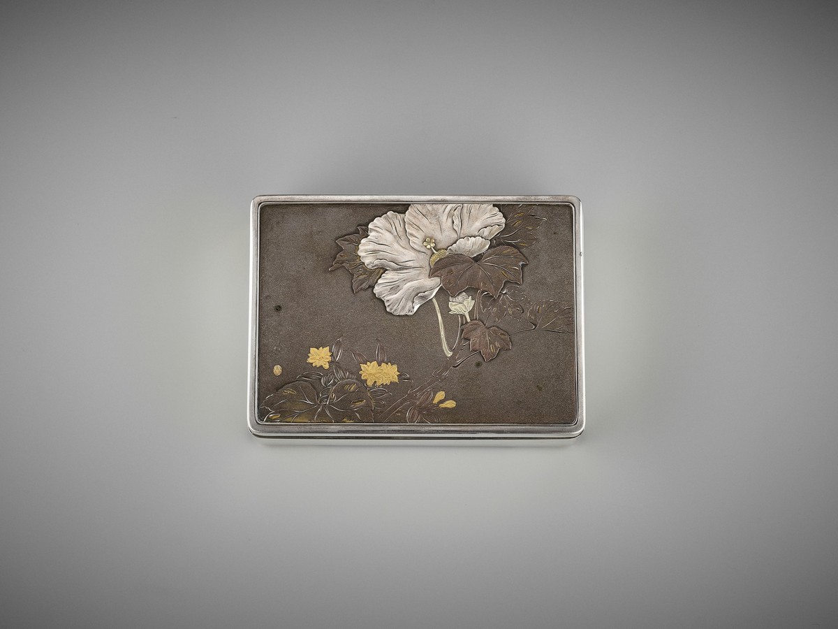 KATSUHISA: A SPLENDID LACQUERED WOOD, SILVER AND SHIBUICHI BOX Signed Katsuhisa with seal Hana/ - Image 6 of 12