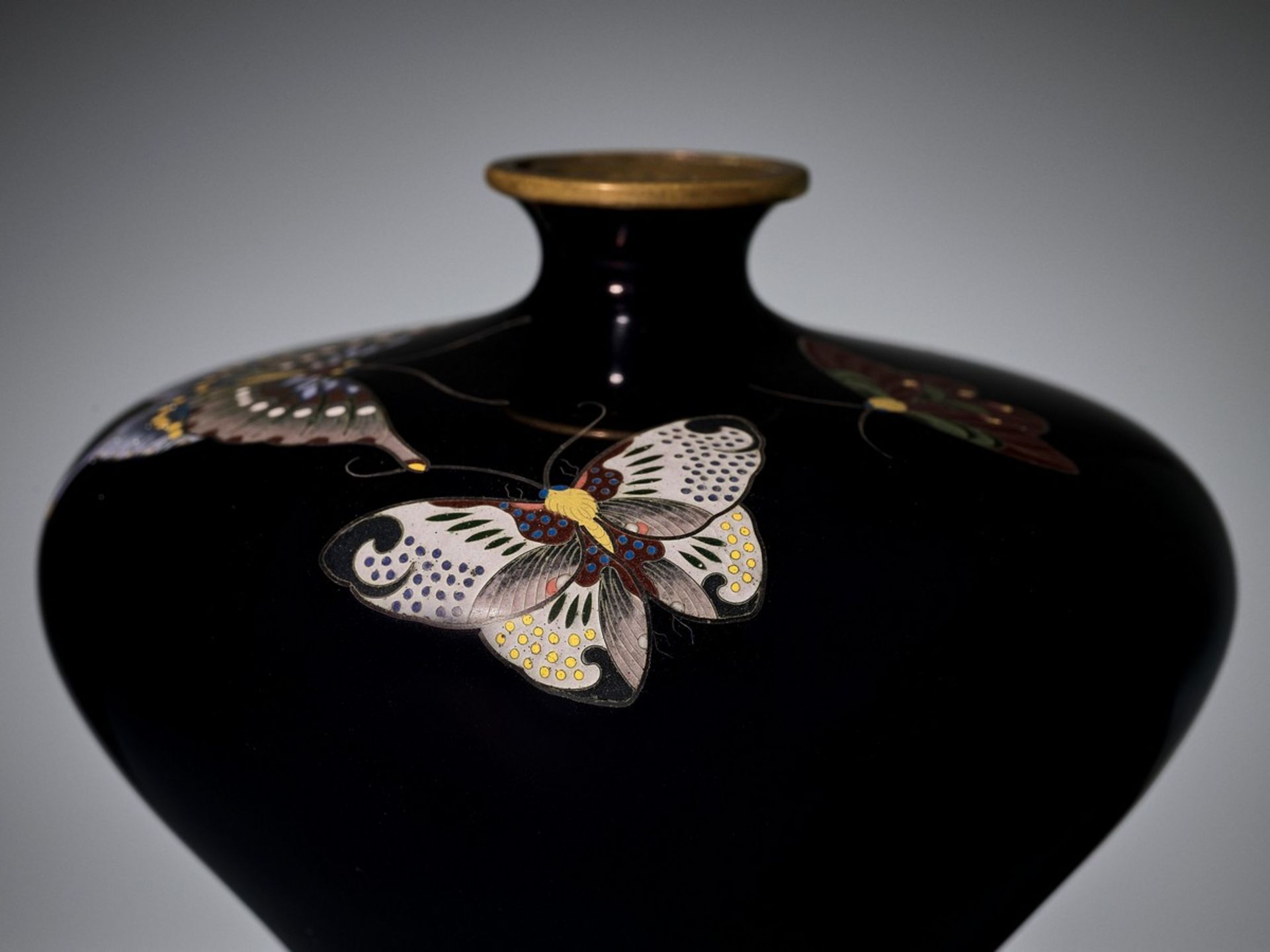 A MIDNIGHT BLUE CLOISONNÉ VASE WITH BUTTERFLIES Japan, Meiji period (1868-1912)The vase with an - Bild 3 aus 7