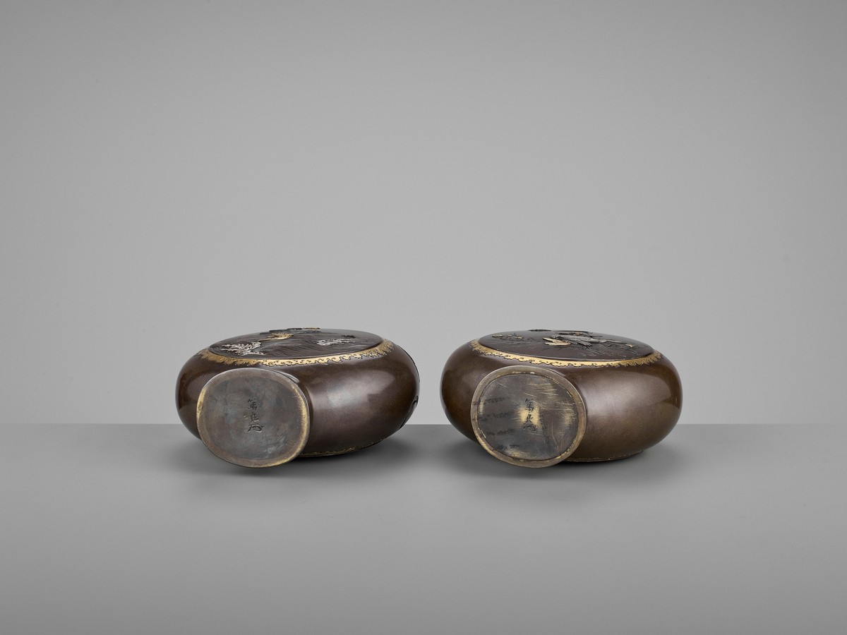 MIYABE ATSUYOSHI: A SUPERB PAIR OF PARCEL-GILT AND INLAID BRONZE MOON FLASKS By Miyabe Atsuyoshi, - Image 10 of 14