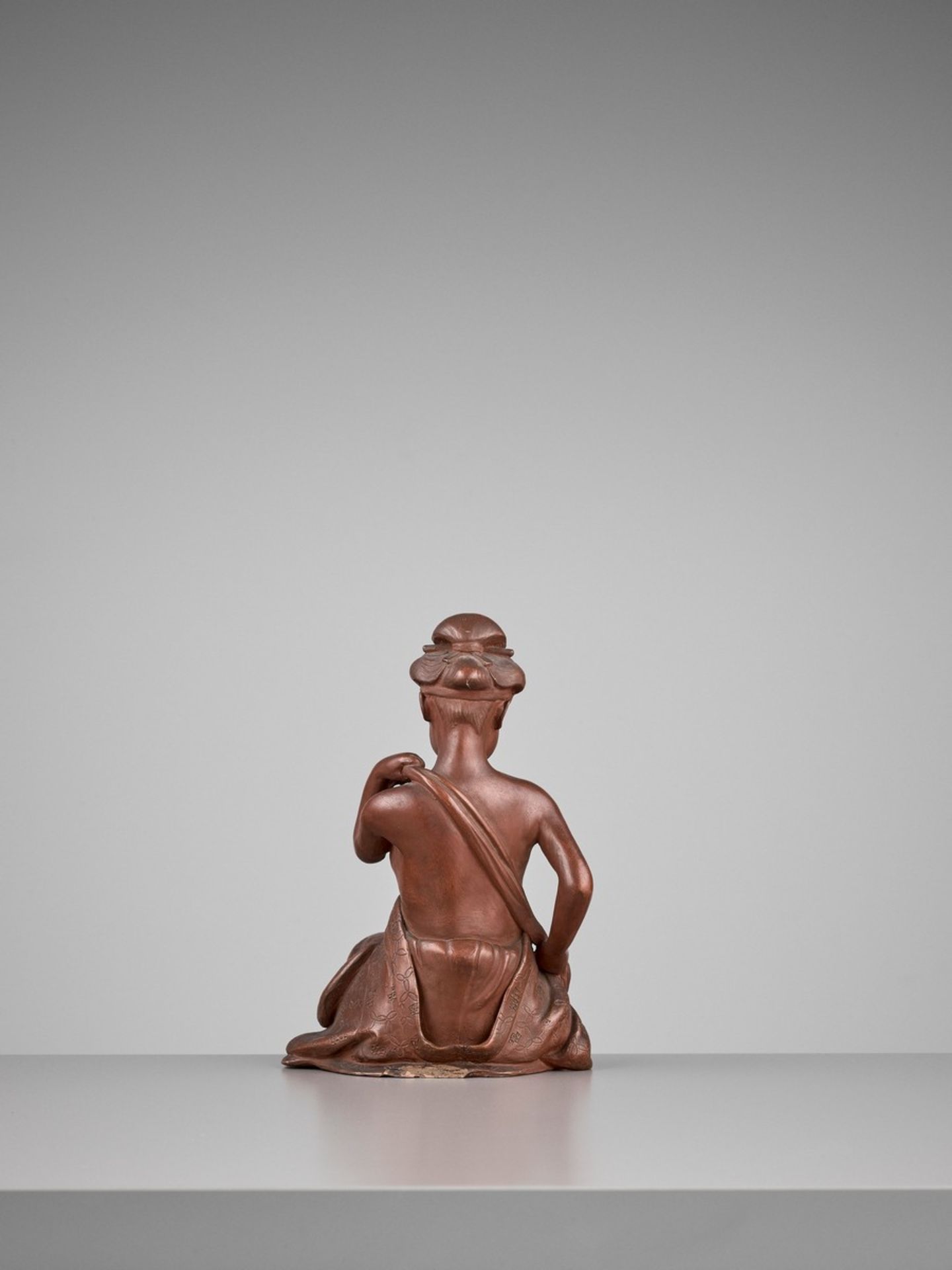 SAISHASHUN: A BIZEN CERAMIC FIGURE OF A BIJIN DRYING HERSELF, EX HAYASHI COLLECTION Signed - Bild 9 aus 14