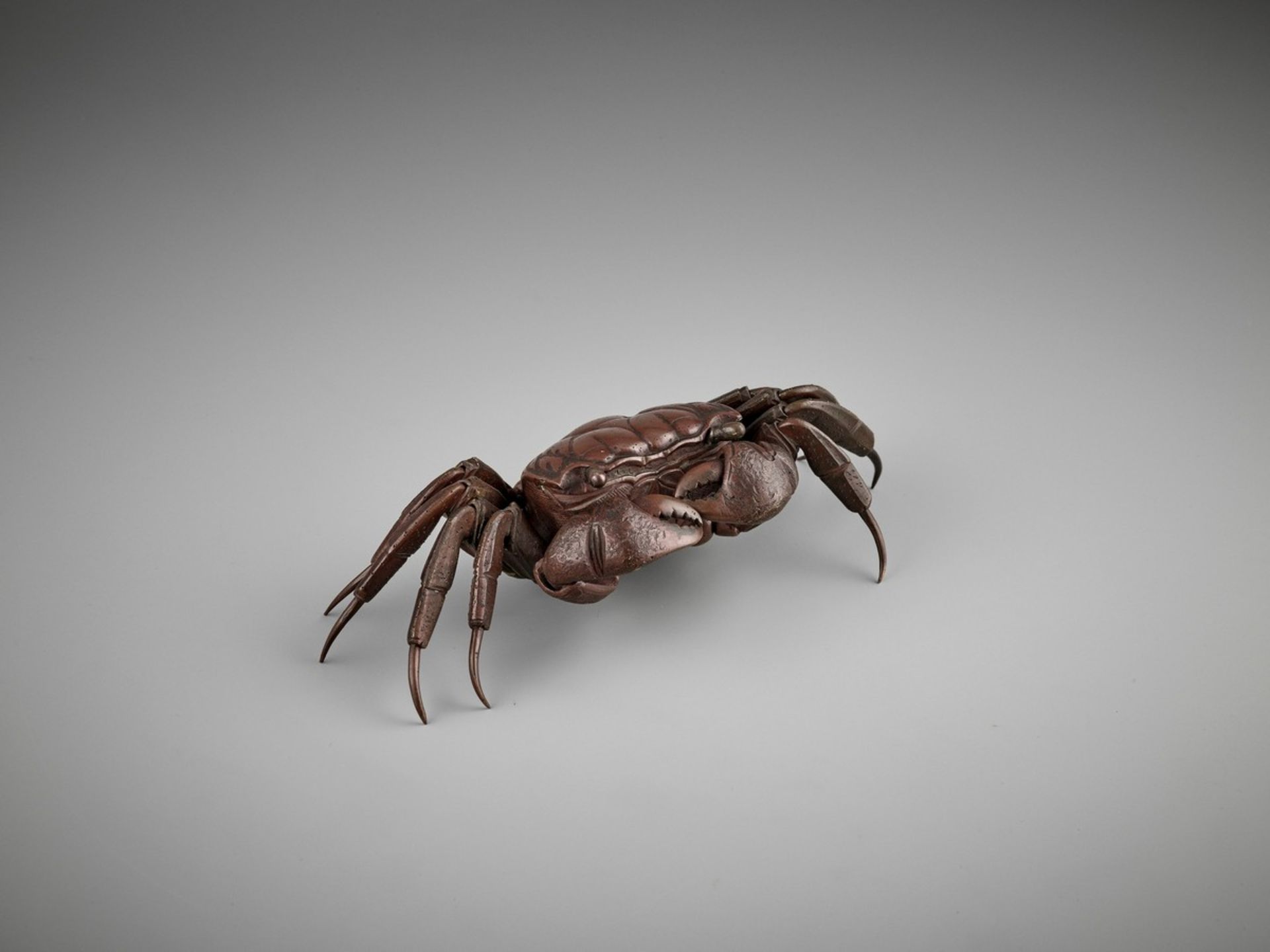 A RARE ARTICULATED BRONZE MODEL OF A CRAB Japan, late 19th century, Meiji period (1868-1912)A - Bild 8 aus 11