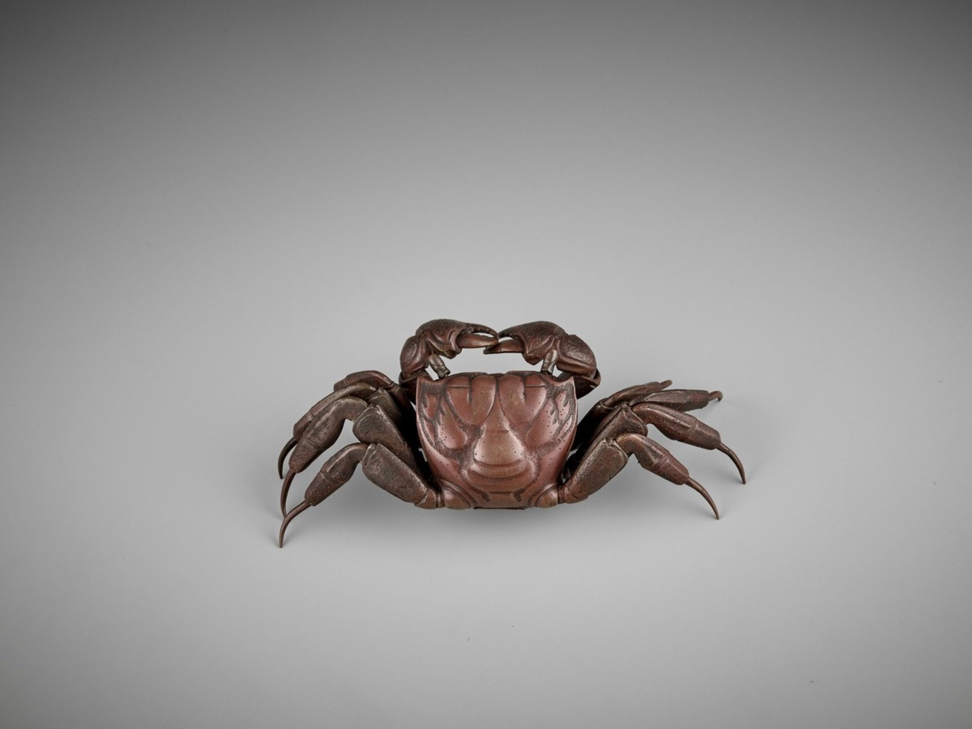 A RARE ARTICULATED BRONZE MODEL OF A CRAB Japan, late 19th century, Meiji period (1868-1912)A - Bild 5 aus 11