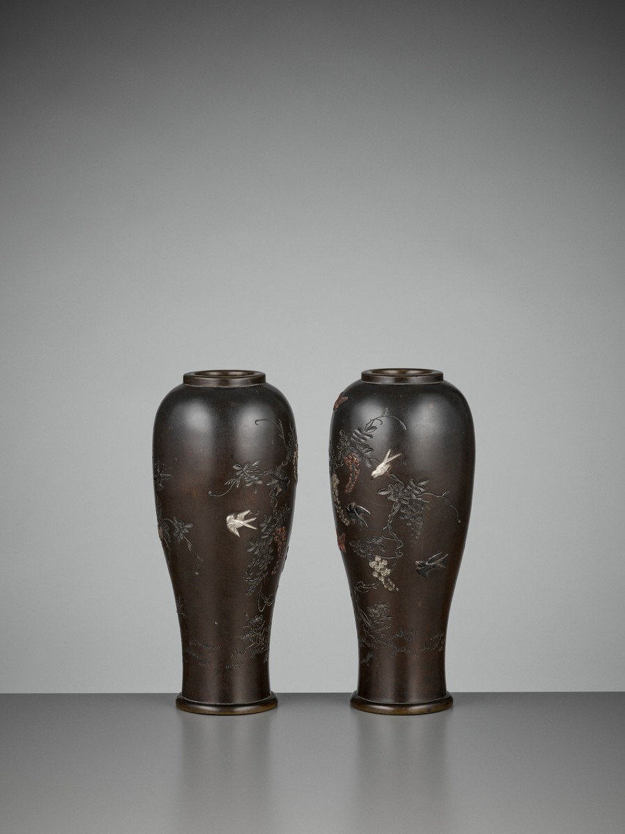 A PAIR OF INLAID BRONZE BALUSTER VASES BY MIYABE ATSUYOSHI FOR THE HAMADA COMPANY By Miyabe - Image 3 of 10