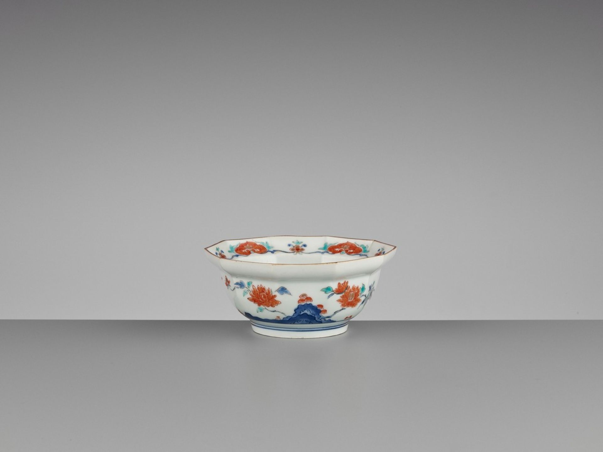 A KAKIEMON PORCELAIN BOWL Japan, 18th century, Edo period (1615-1868)The deep bowl with a lobed - Bild 3 aus 7