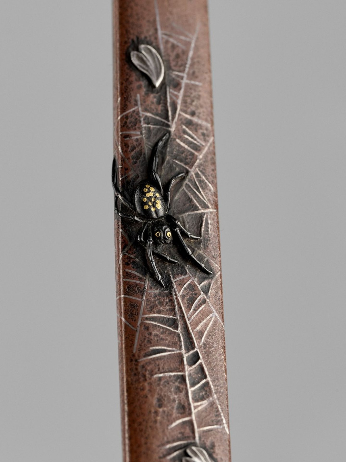 OTSURYUKEN MIBOKU: A RARE COPPER KOZUKA WITH SPIDER By Otsuryuken Miboku, signed MibokuJapan, 19th - Bild 2 aus 4