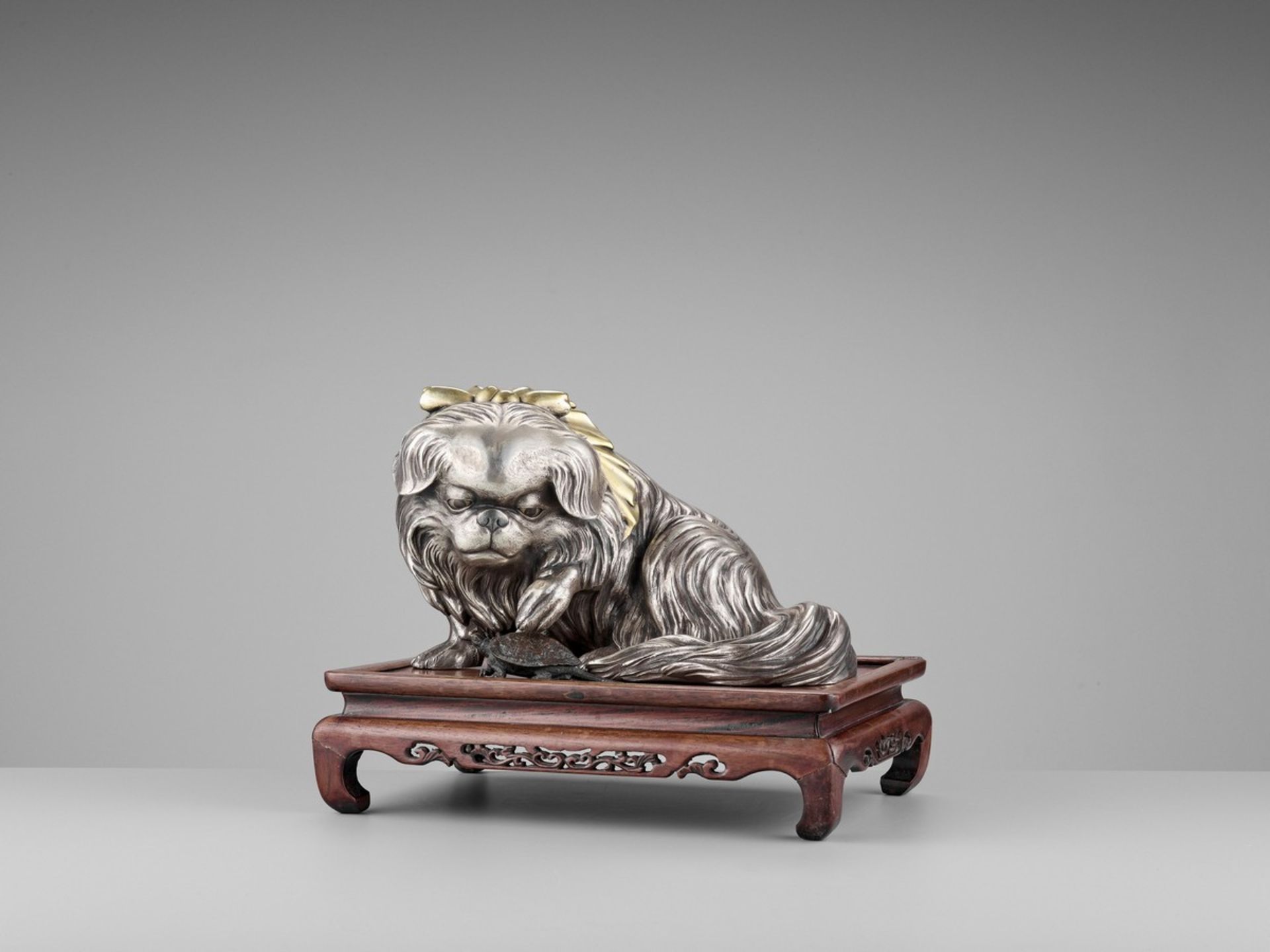 MARUKI COMPANY: AN EXCEPTIONAL AND LARGE PARCEL-GILT AND SILVERED OKIMONO OF A CHIN DOG By the - Bild 5 aus 18