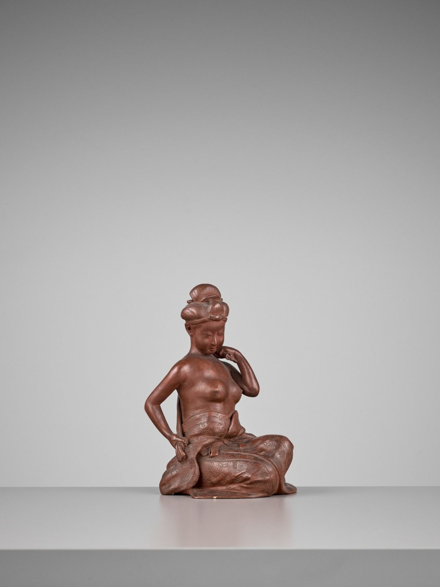 SAISHASHUN: A BIZEN CERAMIC FIGURE OF A BIJIN DRYING HERSELF, EX HAYASHI COLLECTION Signed - Bild 11 aus 14