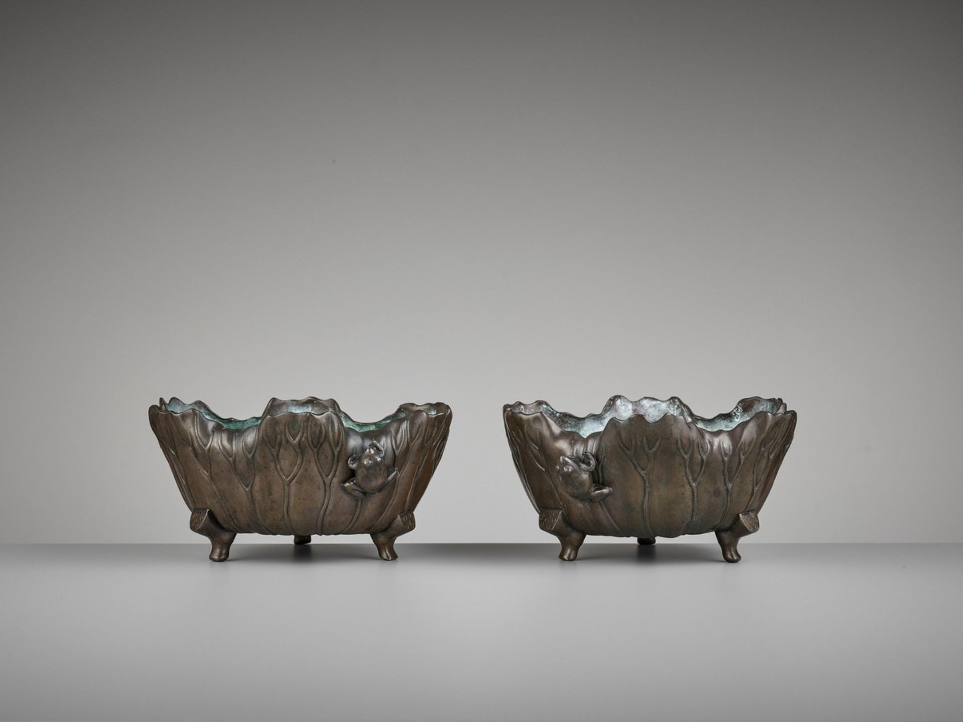 A PAIR OF BRONZE ‘LOTUS AND FROG’ WATER BASINS Japan, Meiji period (1868-1912)A pair of water basins - Bild 7 aus 9