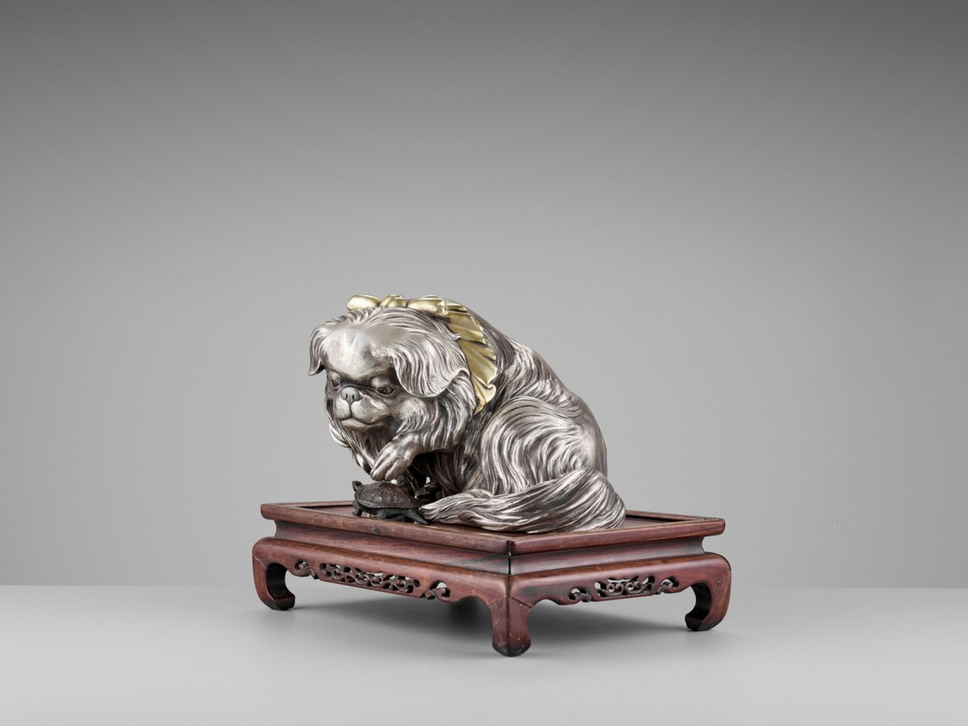 MARUKI COMPANY: AN EXCEPTIONAL AND LARGE PARCEL-GILT AND SILVERED OKIMONO OF A CHIN DOG By the - Bild 6 aus 18