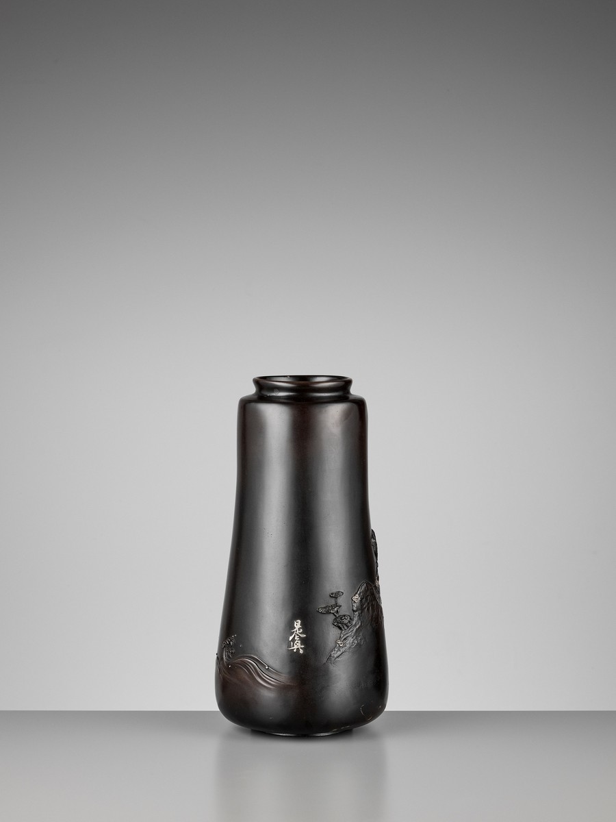 AN IMPRESSIVE SILVER-INLAID BLACK-PATINATED BRONZE VASE WITH A MINOGAME, INSCRIBED ZESHIN Japan, - Image 4 of 10