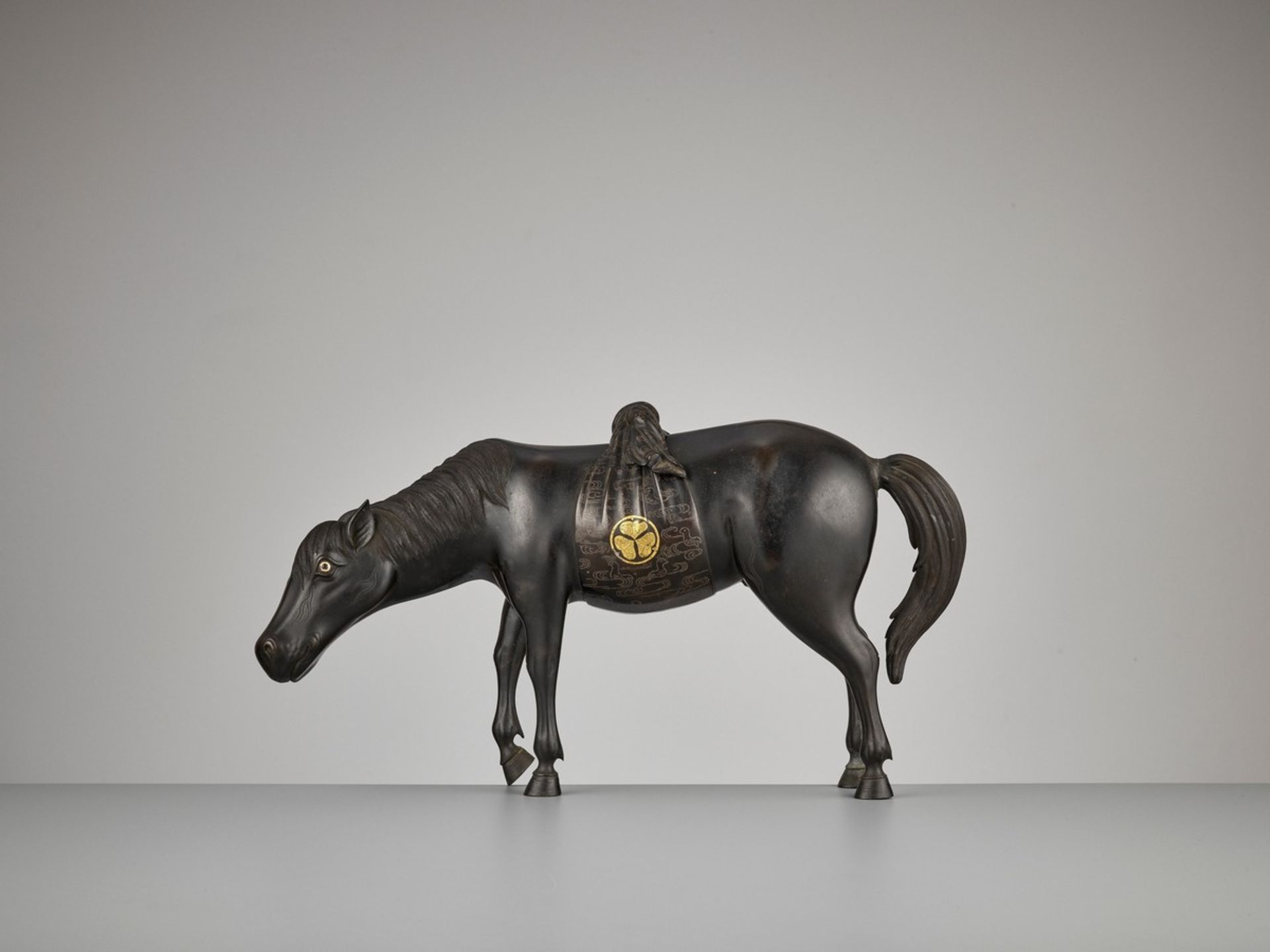 A VERY HEAVY SILVER AND GOLD-INLAID ‘HORSE’ CENSER Japan, 1750-1850, Edo period (1615-1868)The horse - Bild 7 aus 13