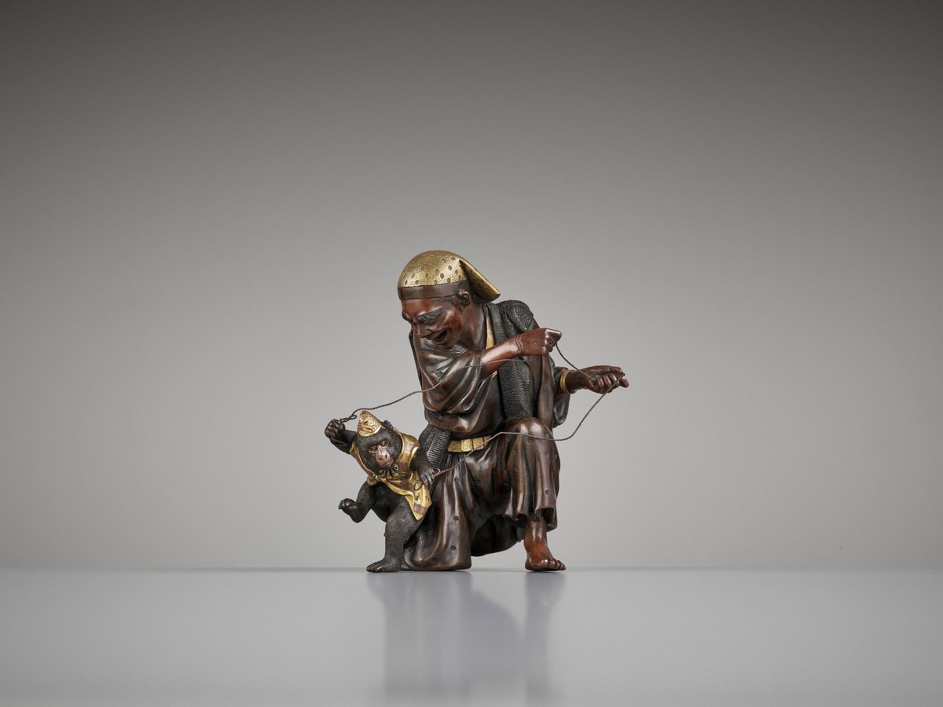 A RARE PARCEL-GILT SARUMAWASHI AND MONKEY BRONZE, ATTRIBUTED TO MIYAO EISUKE Attributed to Miyao - Bild 3 aus 10