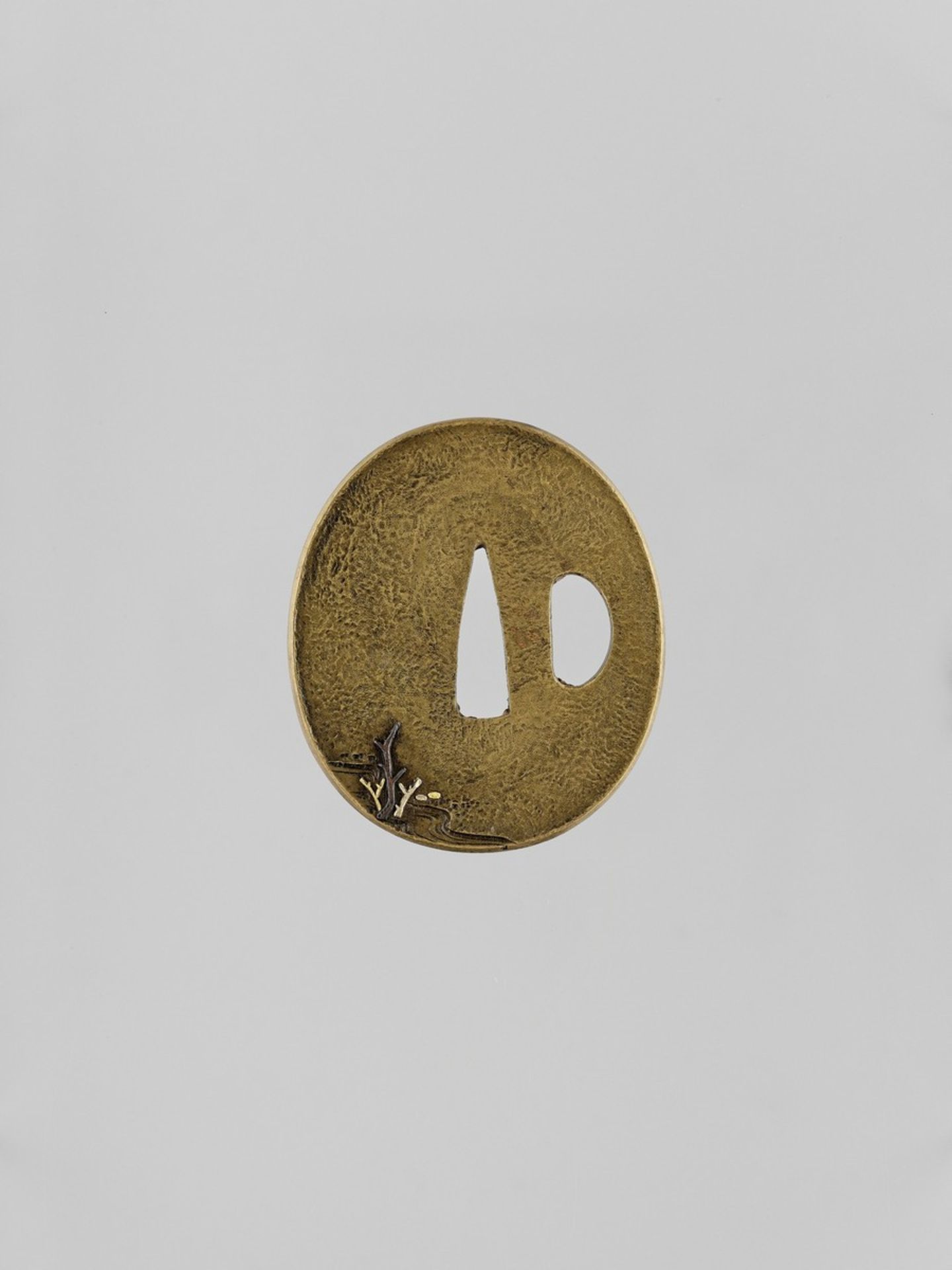 AN INLAID SENTOKU TSUBA WITH A MONKEY AND BUTTERFLY Japan, 19th century, Edo period (1615-1868)Of - Bild 2 aus 4