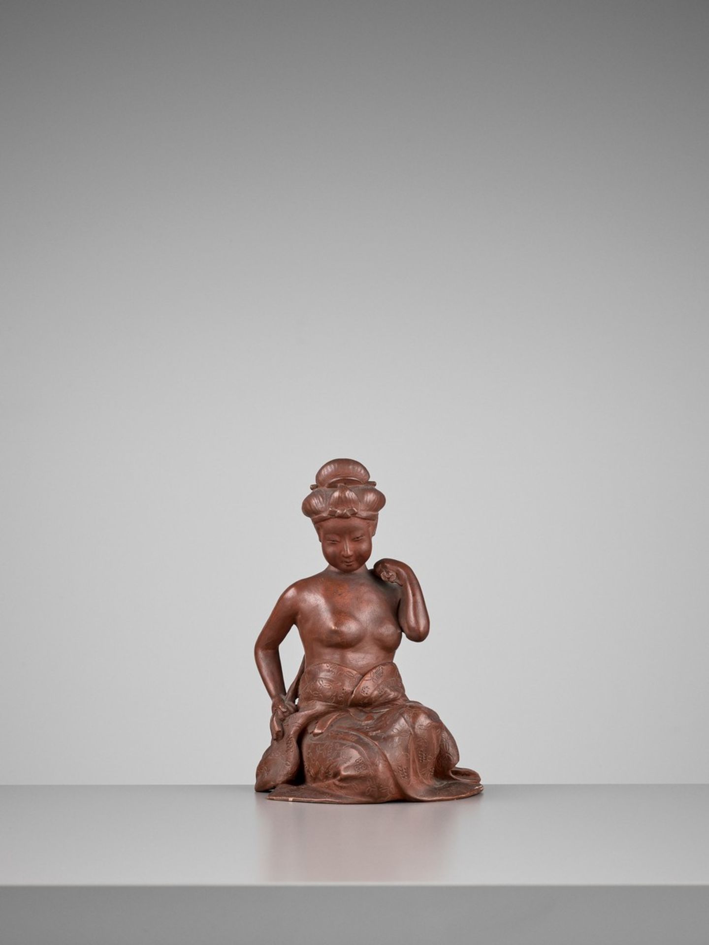 SAISHASHUN: A BIZEN CERAMIC FIGURE OF A BIJIN DRYING HERSELF, EX HAYASHI COLLECTION Signed - Bild 5 aus 14