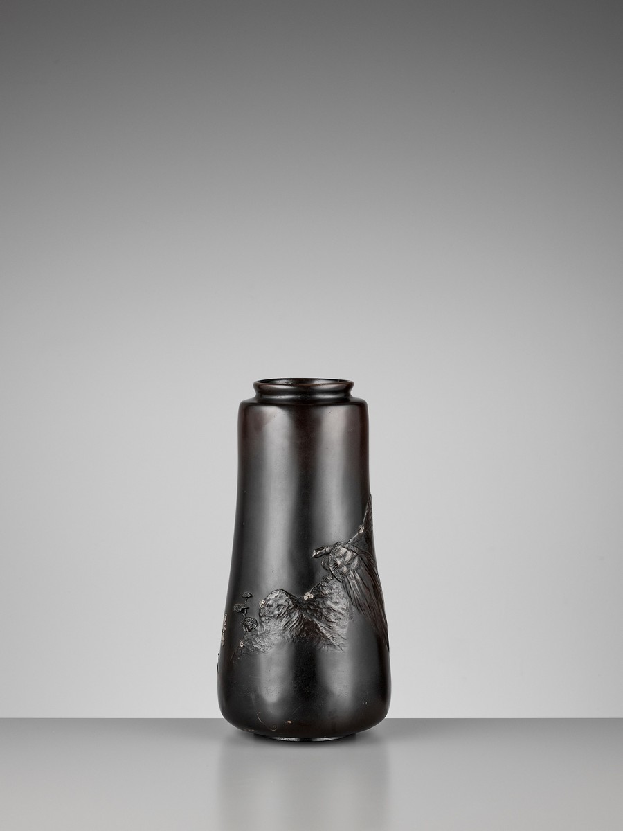 AN IMPRESSIVE SILVER-INLAID BLACK-PATINATED BRONZE VASE WITH A MINOGAME, INSCRIBED ZESHIN Japan, - Image 7 of 10