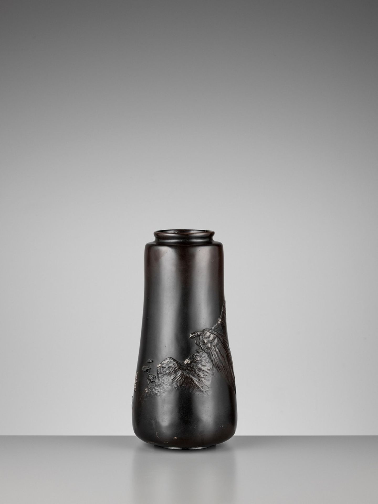 AN IMPRESSIVE SILVER-INLAID BLACK-PATINATED BRONZE VASE WITH A MINOGAME, INSCRIBED ZESHIN Japan, - Bild 7 aus 10