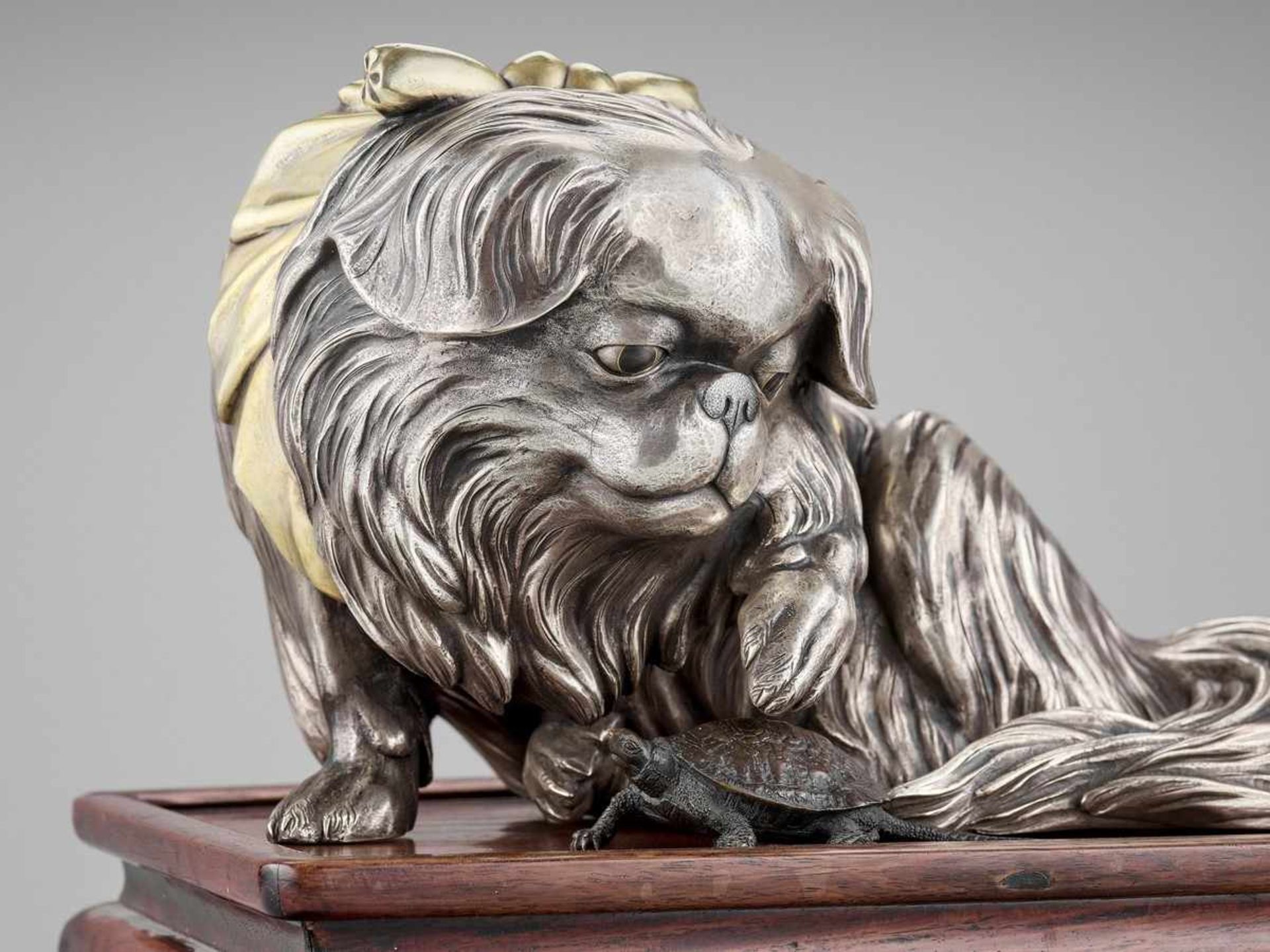 MARUKI COMPANY: AN EXCEPTIONAL AND LARGE PARCEL-GILT AND SILVERED OKIMONO OF A CHIN DOG By the - Bild 2 aus 18