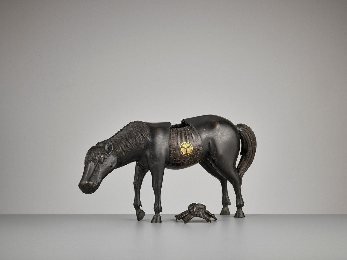 A VERY HEAVY SILVER AND GOLD-INLAID ‘HORSE’ CENSER Japan, 1750-1850, Edo period (1615-1868)The horse - Image 5 of 13