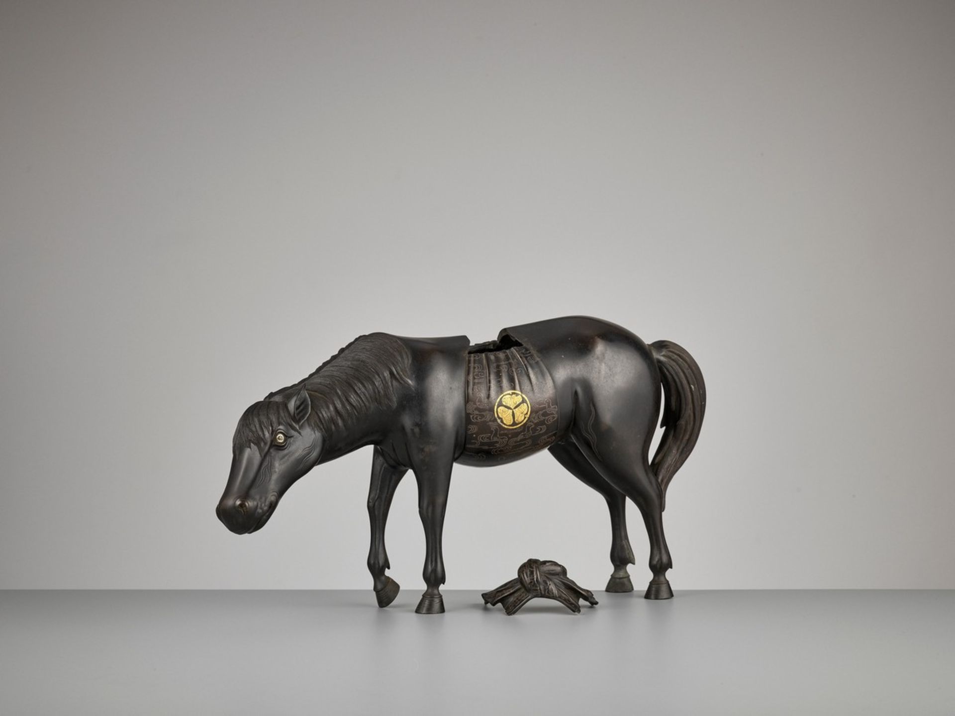 A VERY HEAVY SILVER AND GOLD-INLAID ‘HORSE’ CENSER Japan, 1750-1850, Edo period (1615-1868)The horse - Bild 5 aus 13