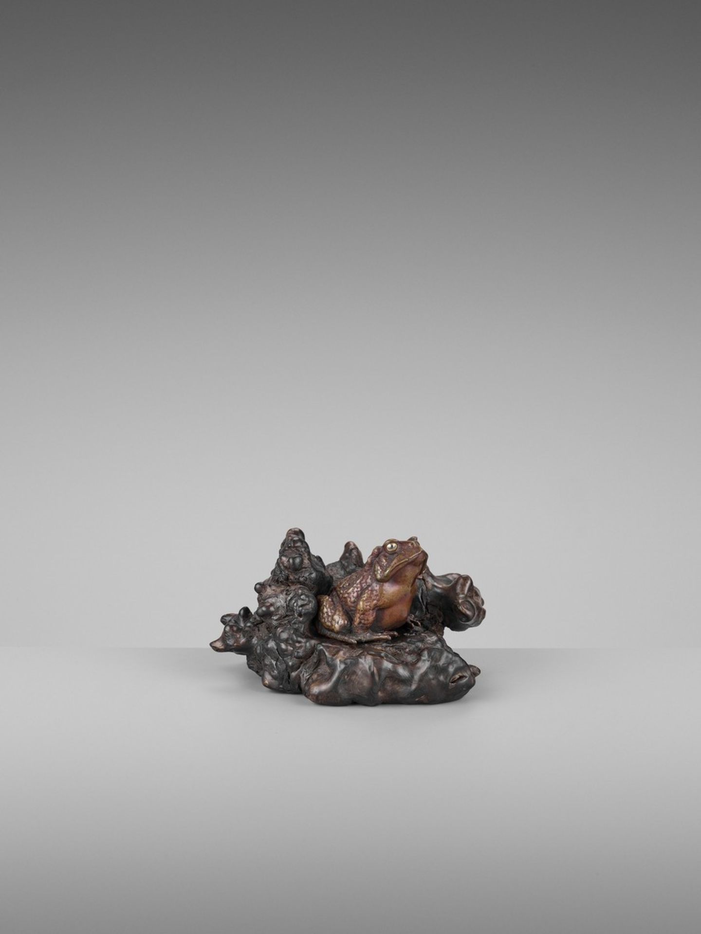 A FINE PARCEL-GILT BRONZE AND ROOT WOOD OKIMONO OF A TOAD Japan, Meiji period (1868-1912)The toad - Image 3 of 12