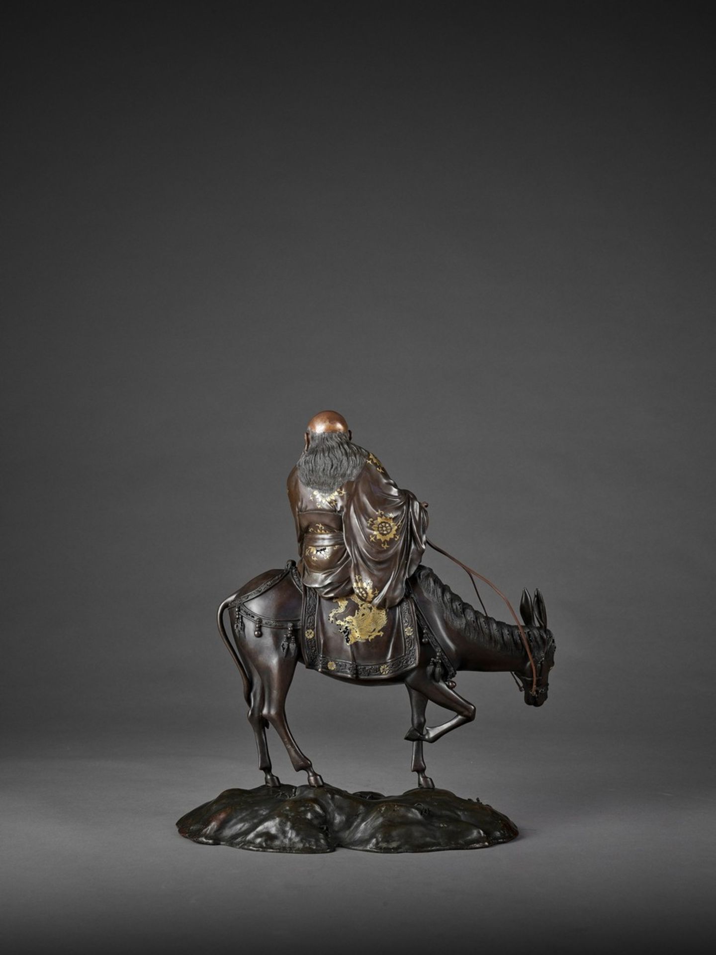 A SPECTACULAR AND MASSIVE PARCEL GILT BRONZE FIGURE OF TOBA SEATED ON A MULE Attributed to the Miyao - Bild 7 aus 12