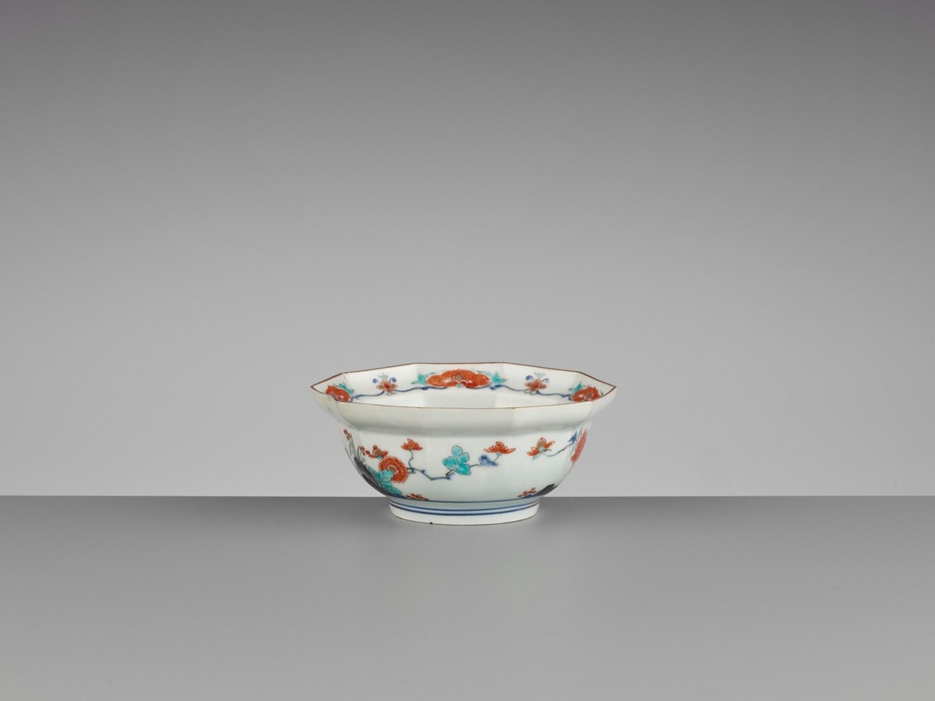 A KAKIEMON PORCELAIN BOWL Japan, 18th century, Edo period (1615-1868)The deep bowl with a lobed - Bild 6 aus 7